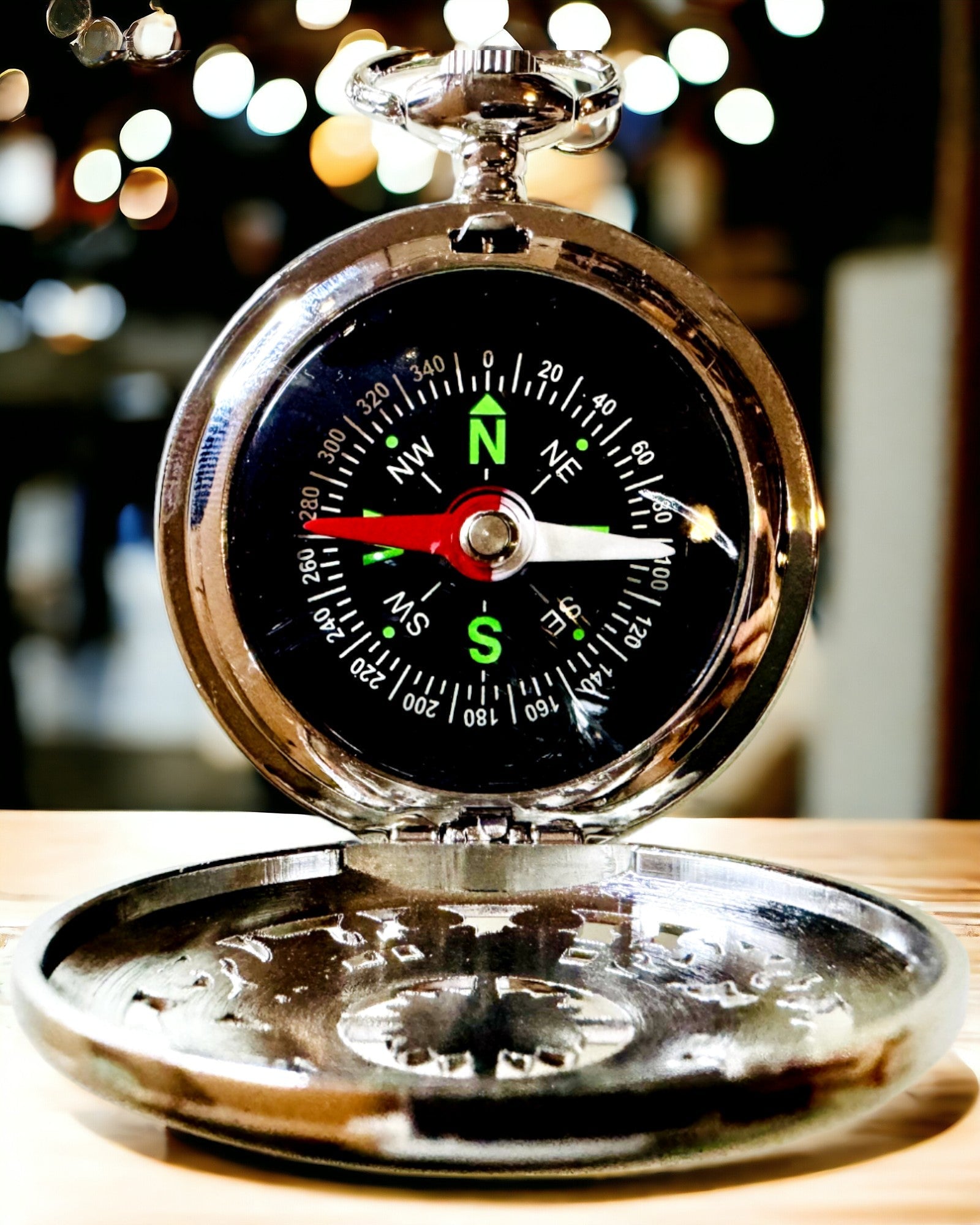 Fickkompass Silverfärgad i Retro Stil med Genombrutet Mönster – Elegant och Praktisk. Gravyr