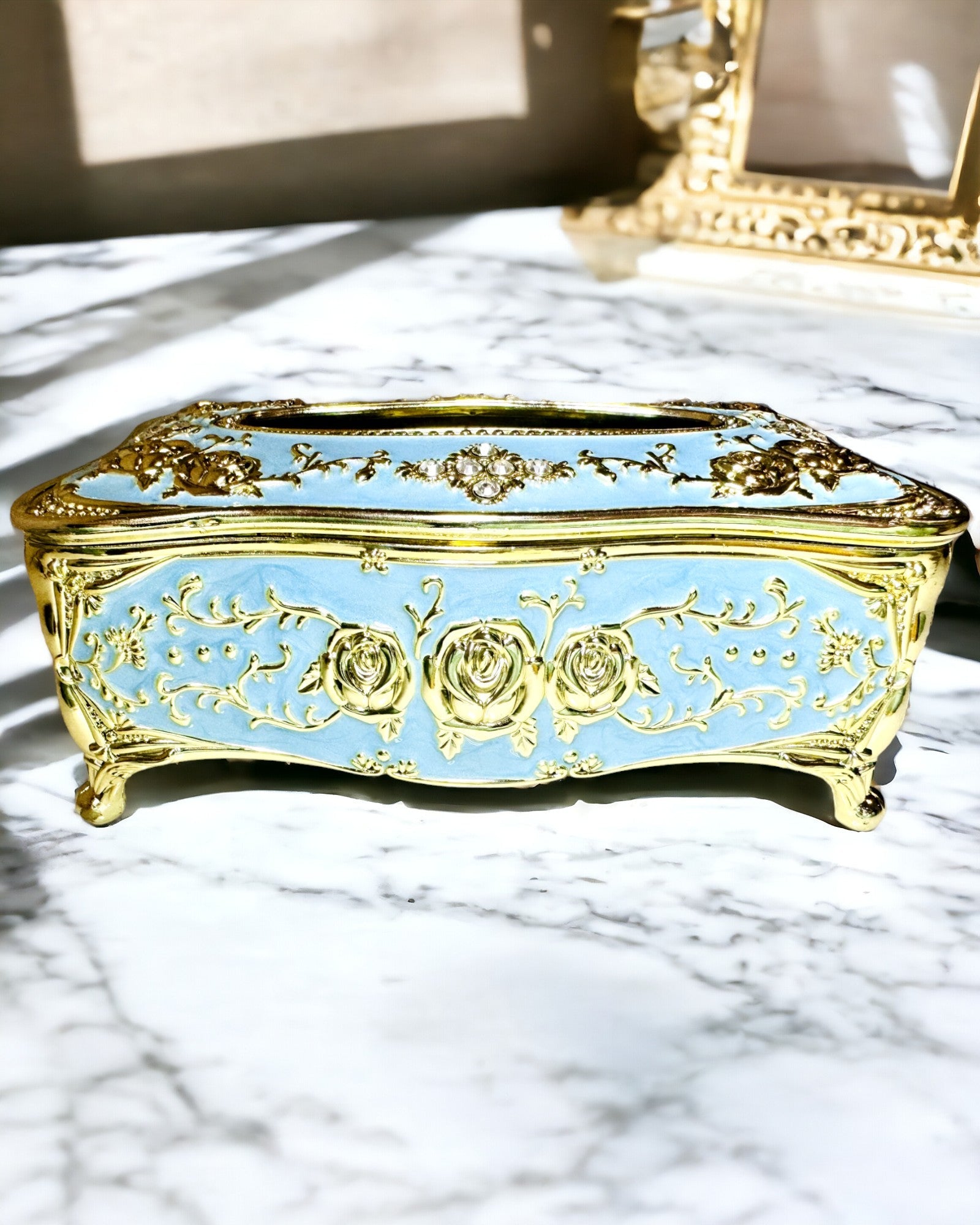 Lyxig Näsdukslåda med Präglat Rosmönster och Eleganta Handtag