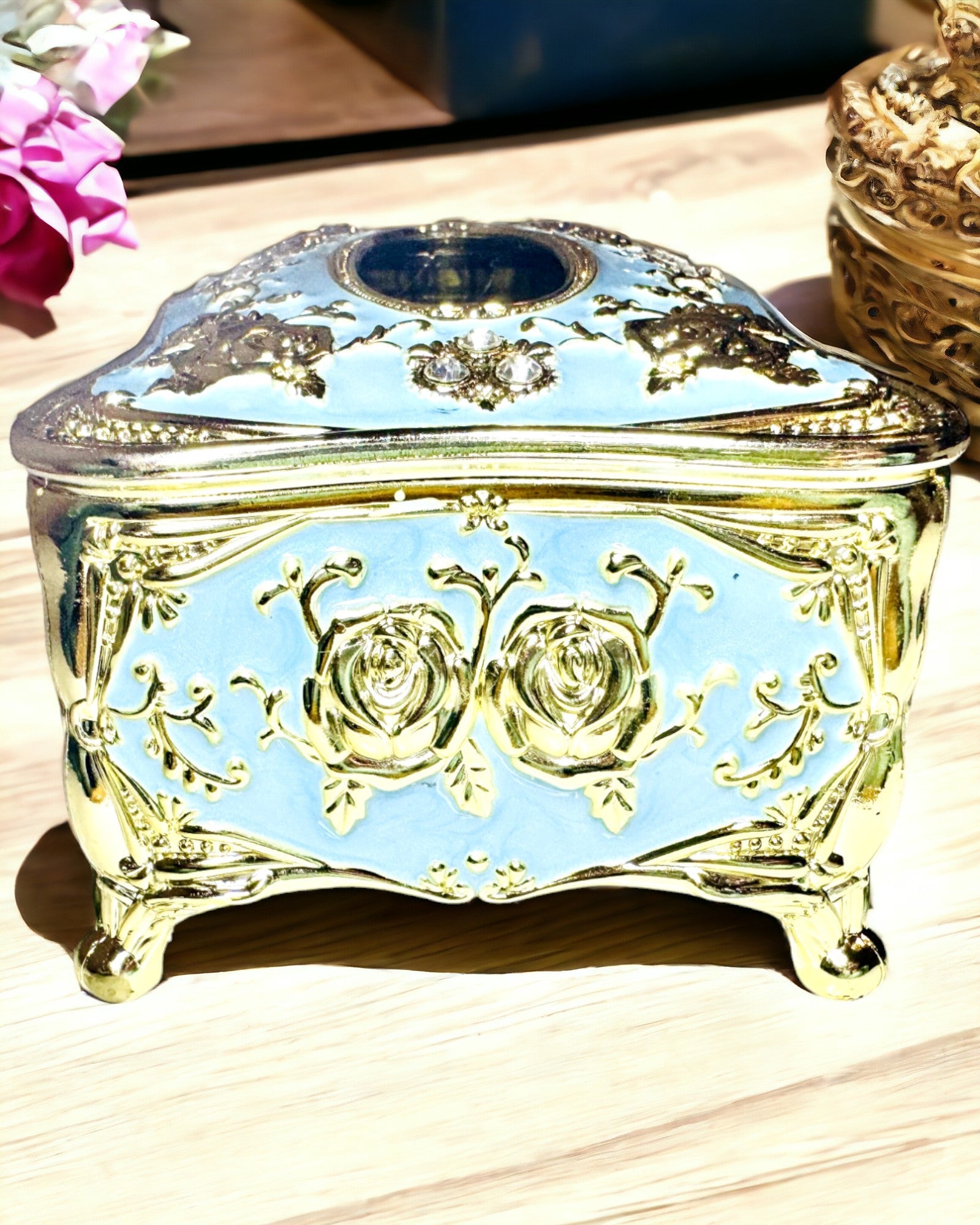 Lyxig Näsdukslåda med Präglat Rosmönster och Eleganta Handtag