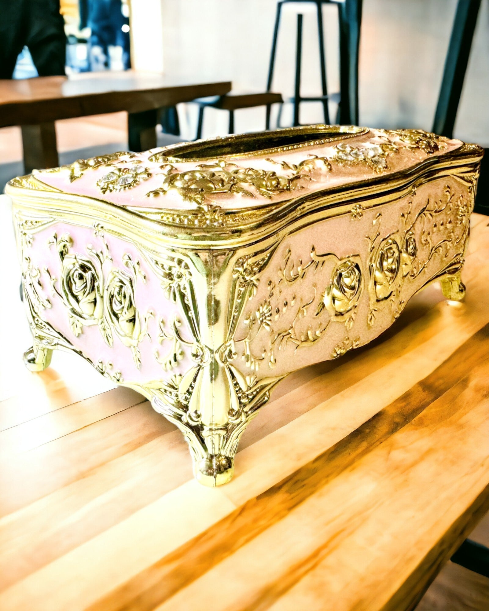 Elegant Rosa Låda för Näsdukar med Präglade Rosor – Lyxig Detalj för Vardagsrum, Hotell eller Klubb