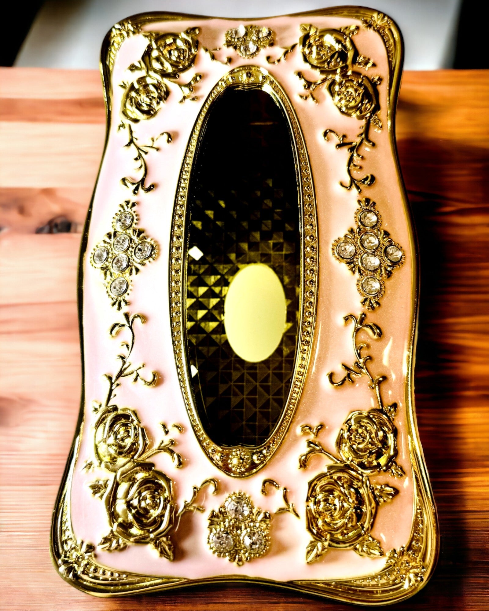 Elegant Rosa Låda för Näsdukar med Präglade Rosor – Lyxig Detalj för Vardagsrum, Hotell eller Klubb