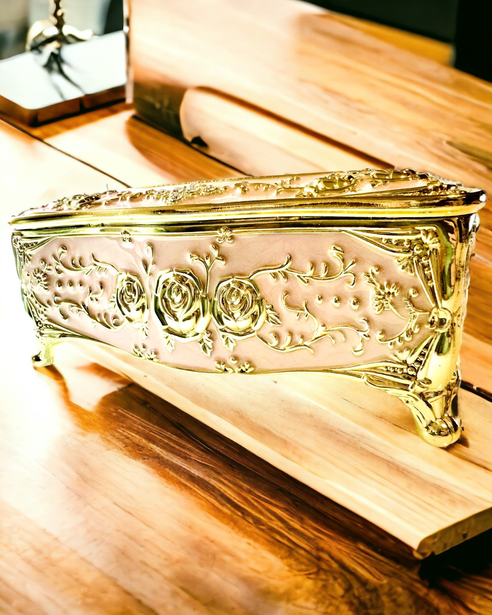 Elegant Rosa Låda för Näsdukar med Präglade Rosor – Lyxig Detalj för Vardagsrum, Hotell eller Klubb