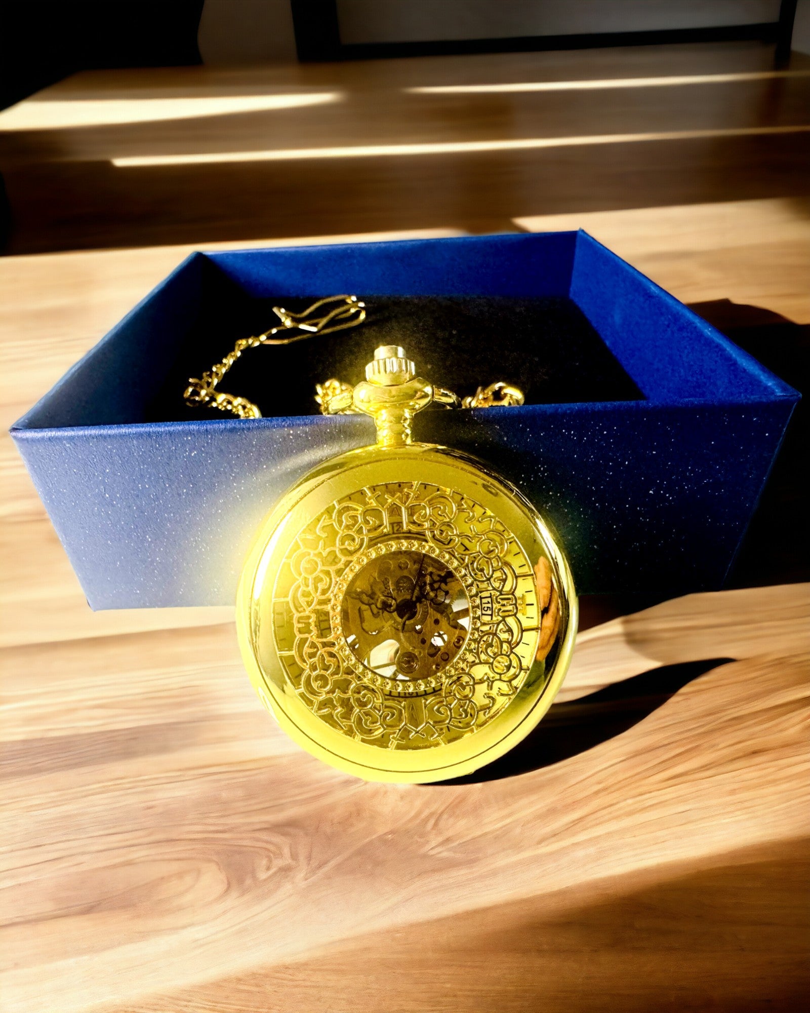 Retro Graverad Fickur med Handuppdraget Mekanism, Guld Färg med Romersk Skala och Lysande Urskiva, Vintage Stil