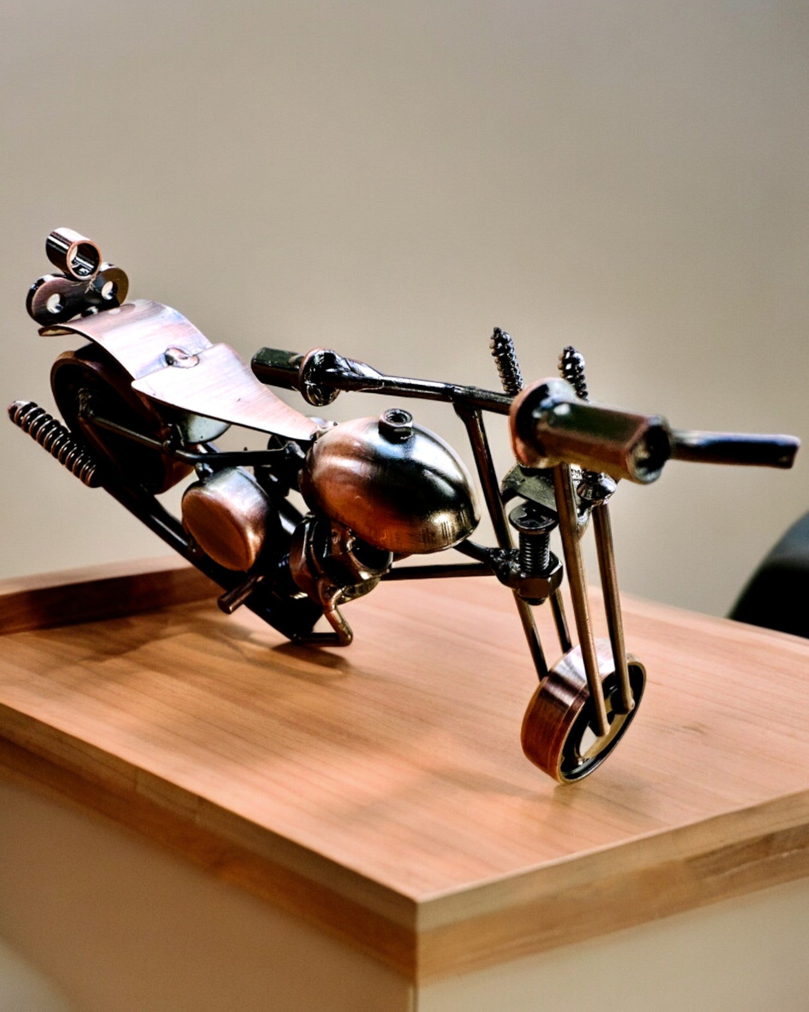 Handgjord Motorcykelmodell i järn, Chopper, anpassning, gravyr som present