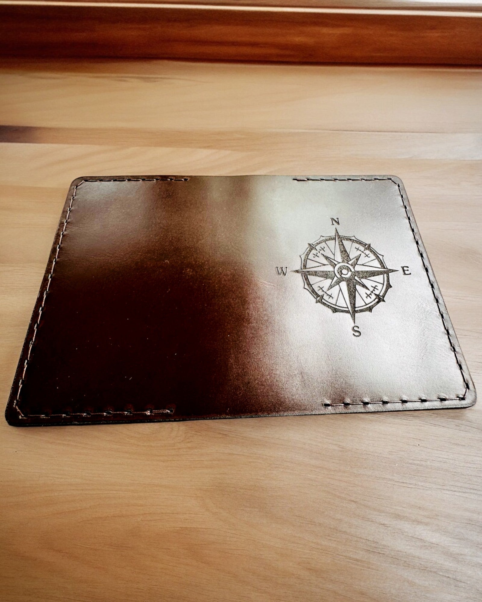 Etui "Resenären" - Läderfodral för Pass, personalisering med gravyr - 2 färgvarianter