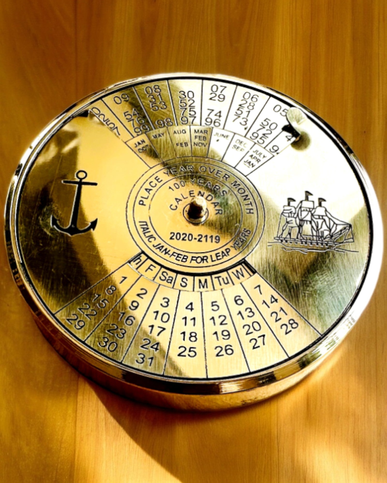 Evighetskalender Havssegling – Mässingskalender 100 år – möjlighet till gravyr som gåva
