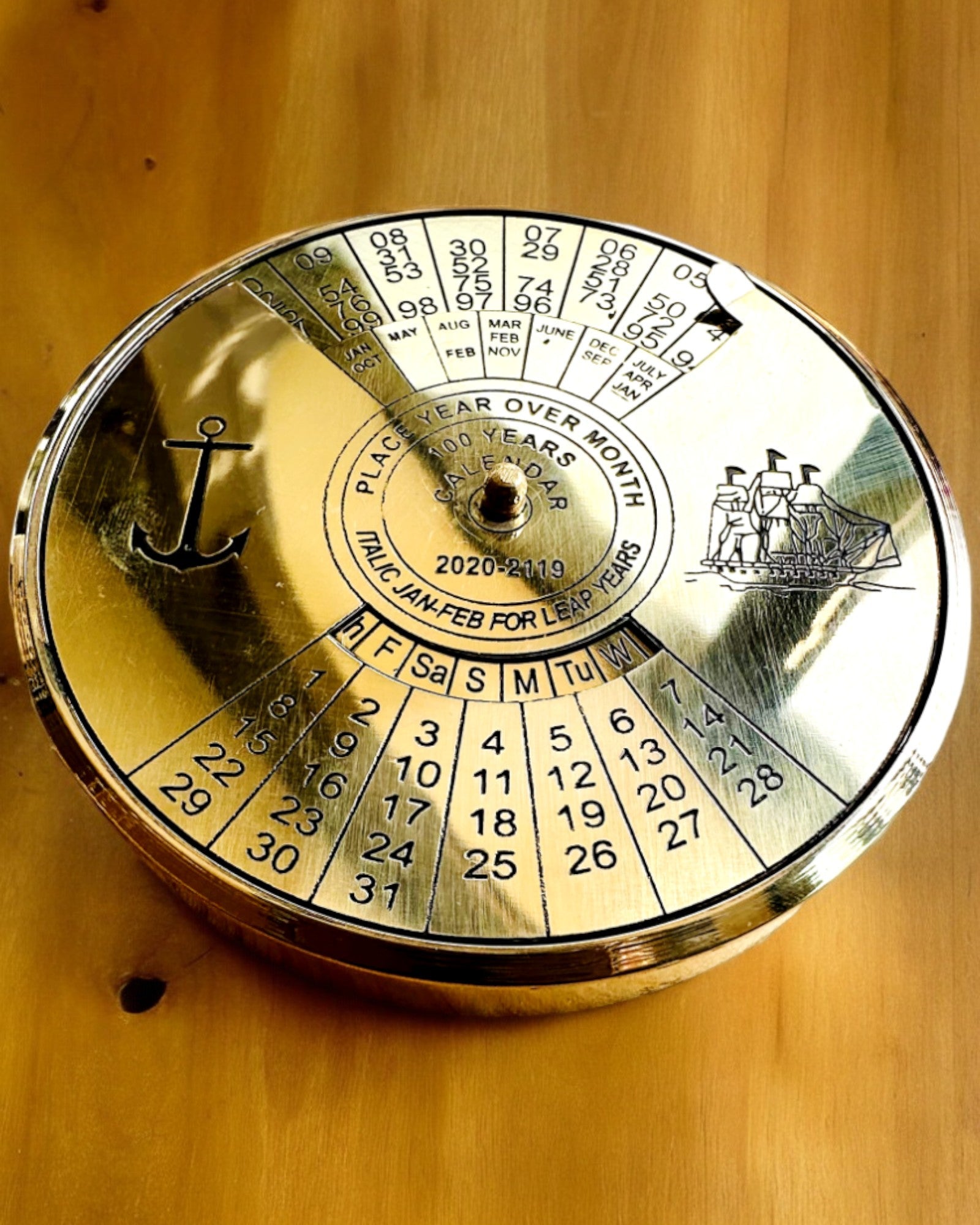 Evighetskalender Havssegling – Mässingskalender 100 år – möjlighet till gravyr som gåva