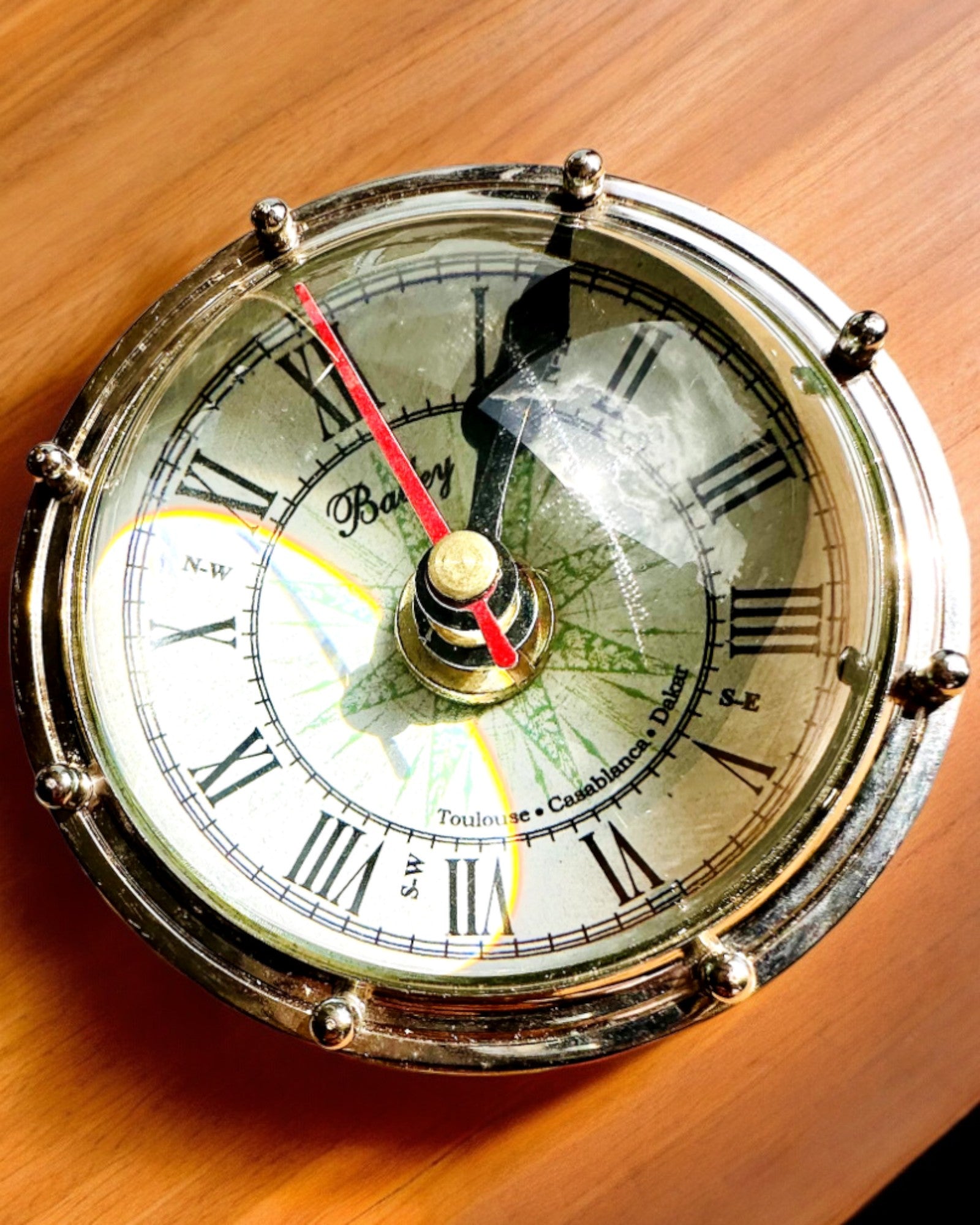 Bailey Compass Clock - Elegant Klocka med Kompassmotiv med Möjlighet till Gravyr