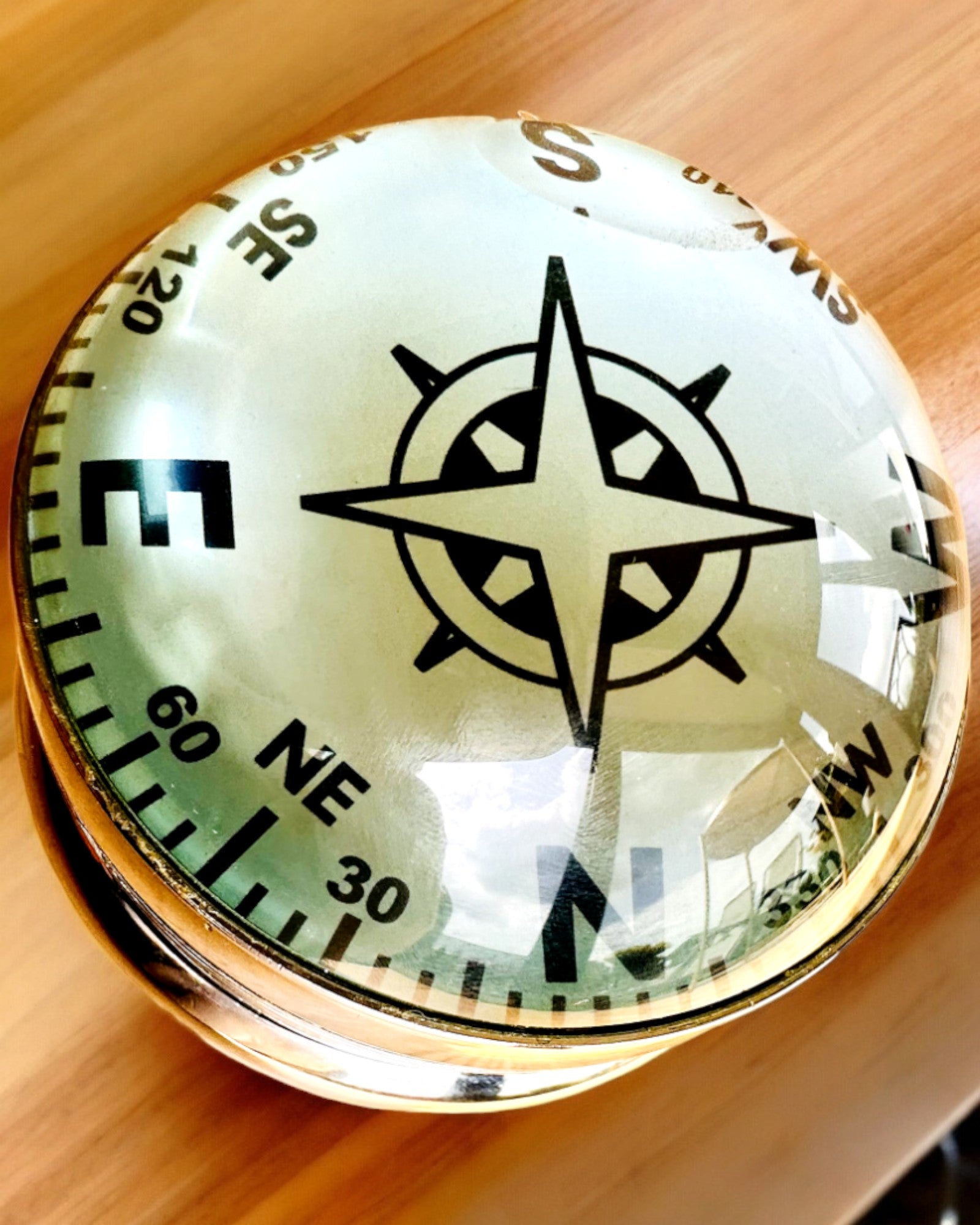 Bailey Compass Clock - Elegant Klocka med Kompassmotiv med Möjlighet till Gravyr