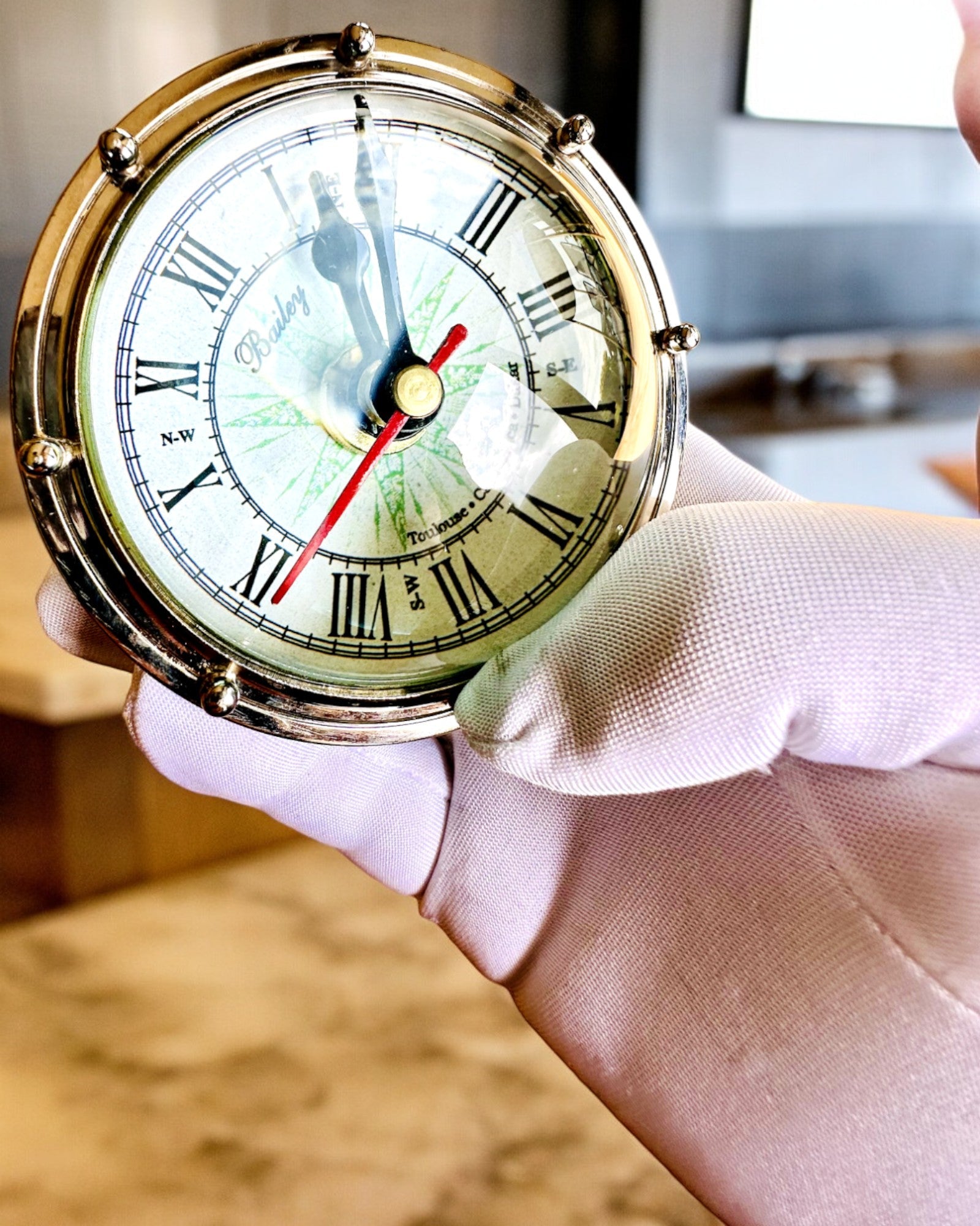 Bailey Compass Clock - Elegant Klocka med Kompassmotiv med Möjlighet till Gravyr