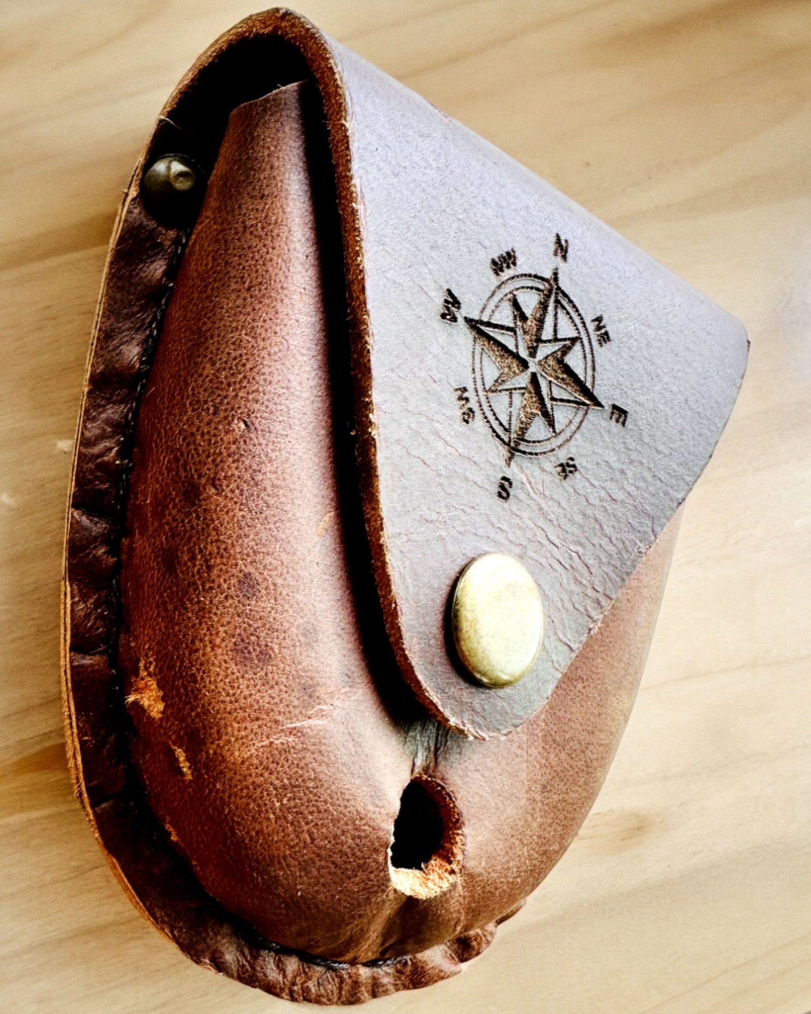 Läderfodral "Odkrywca" - för kompakt kompass eller fickur - möjlighet till personlig gravyr