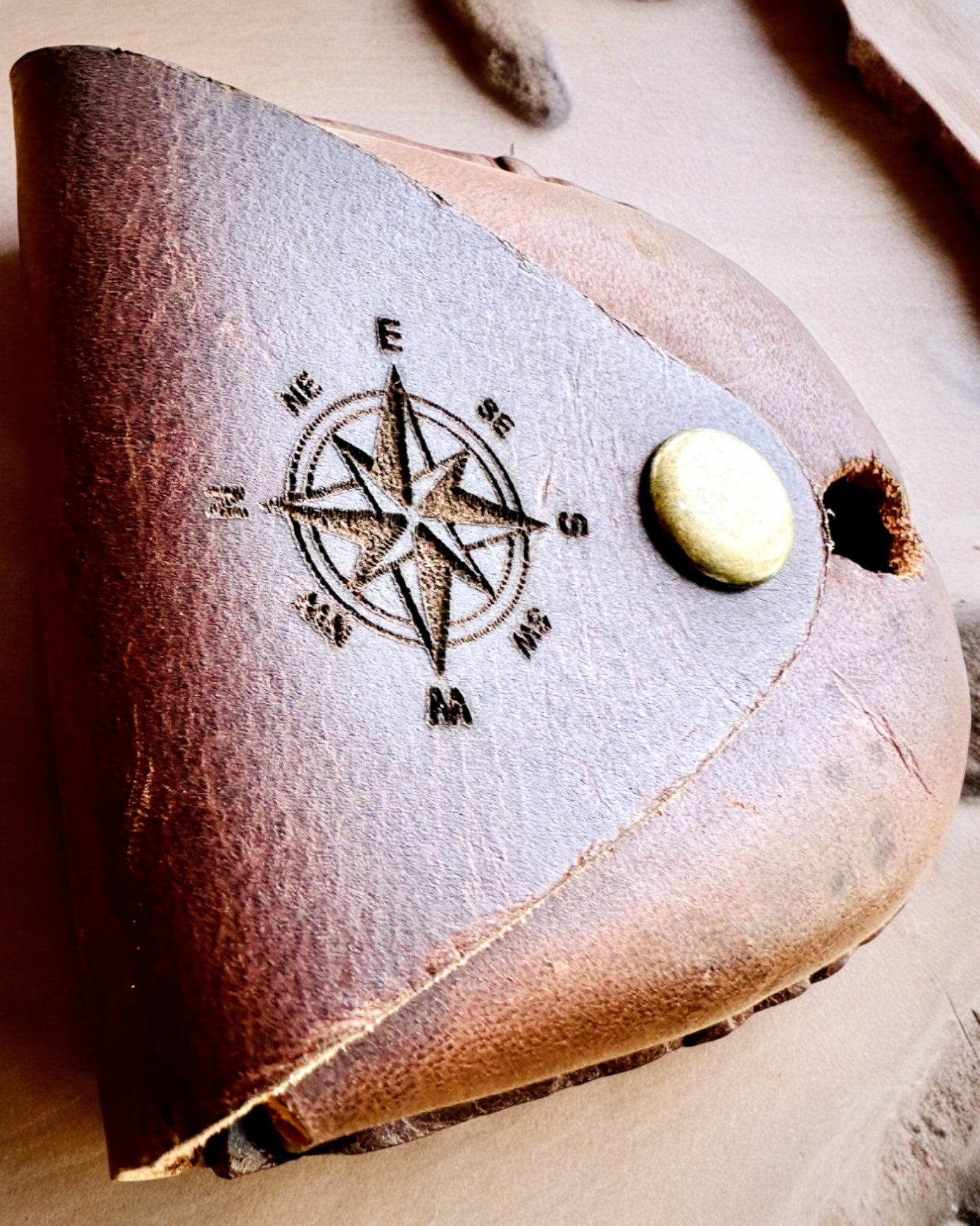 Läderfodral "Odkrywca" - för kompakt kompass eller fickur - möjlighet till personlig gravyr
