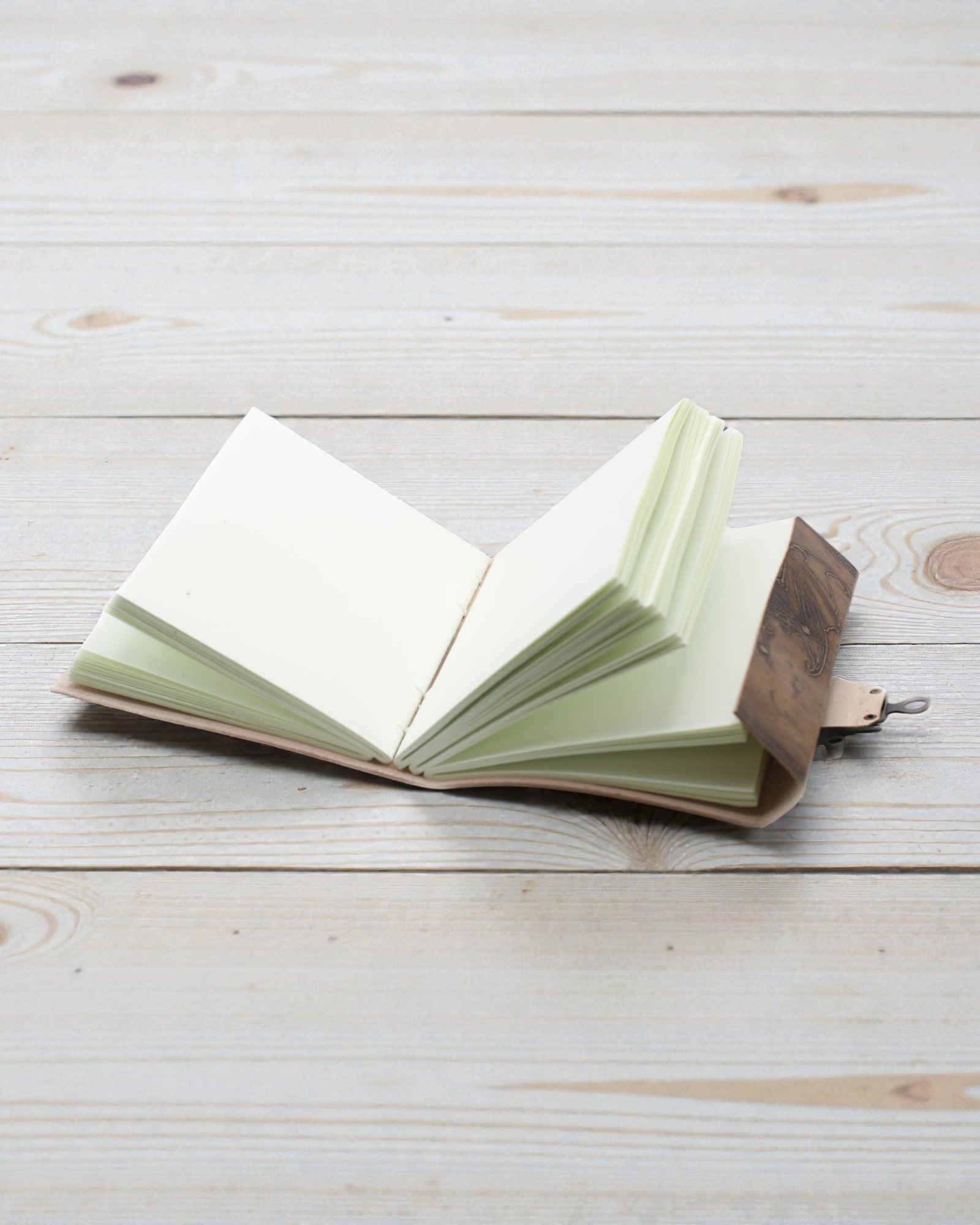 Läderanteckningsbok Draken, legendarnas väktare – handpräglad 20 × 15 cm