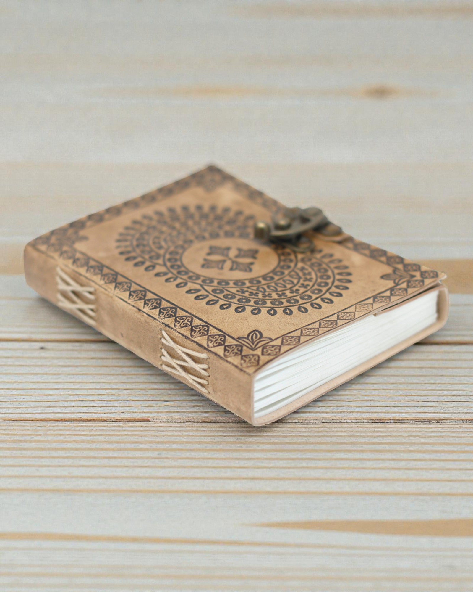 Läderinbunden anteckningsbok med blå mandala (18x13 cm)