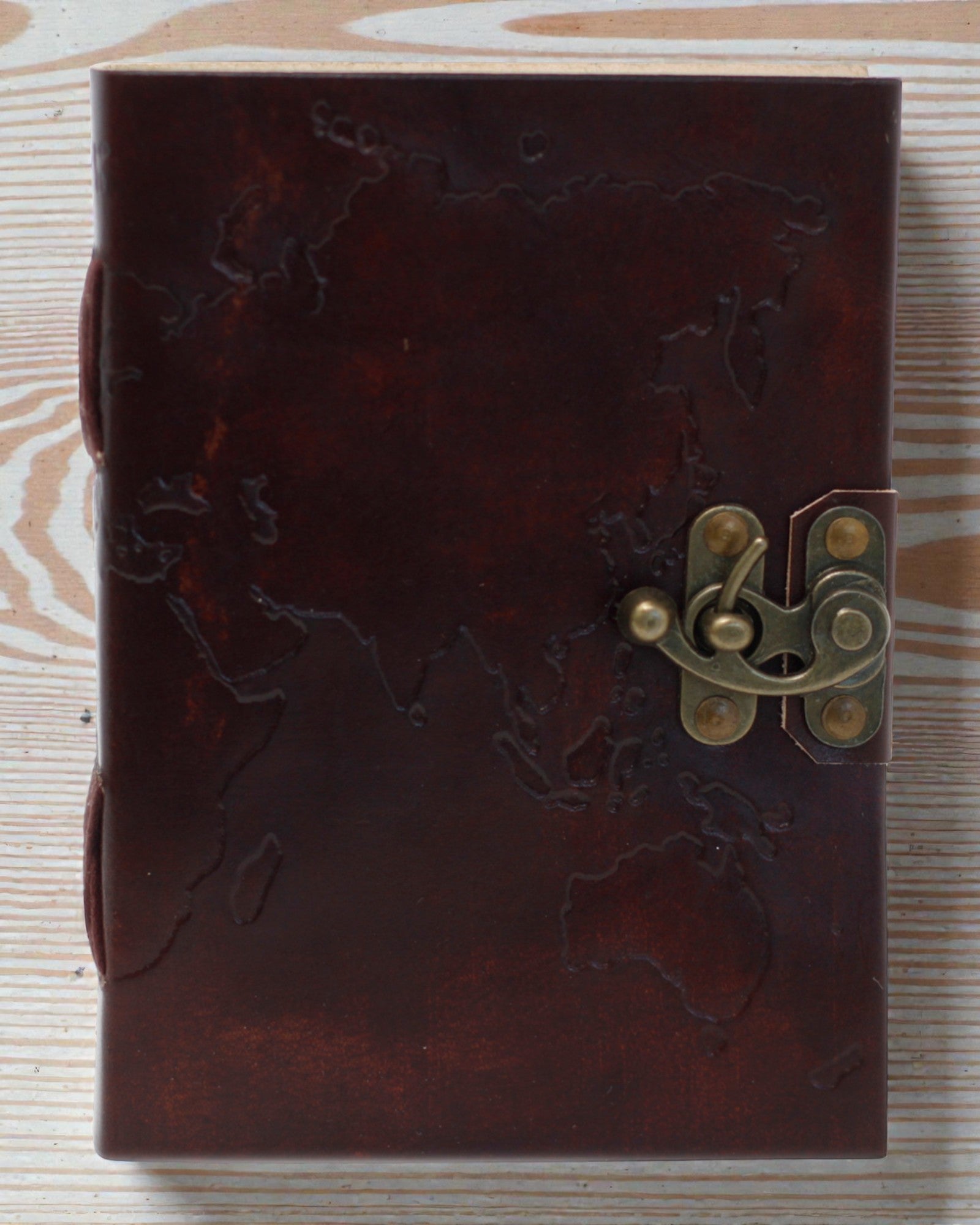 Anteckningsbok i läder med världskarta och sömmar (18x13 cm)