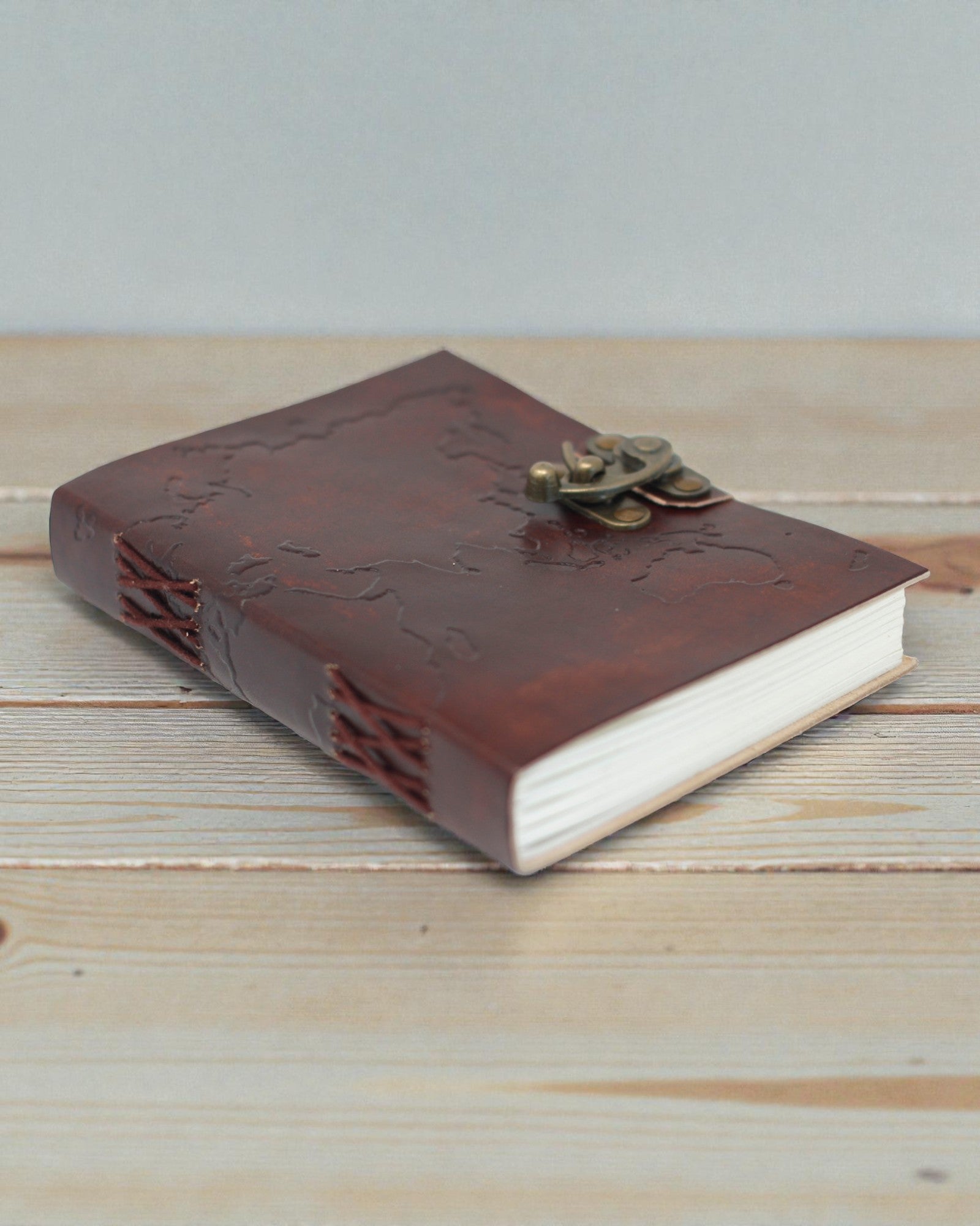 Anteckningsbok i läder med världskarta och sömmar (18x13 cm)