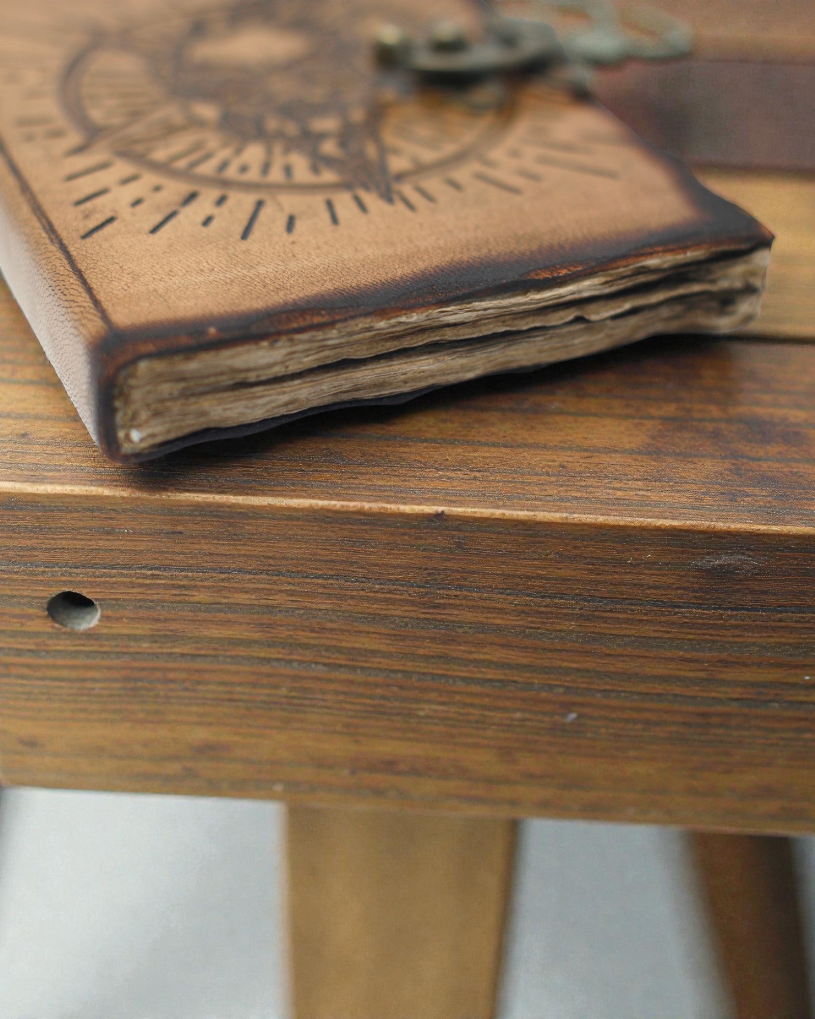 Noctis Sigil – Läderbunden anteckningsbok med pentagram och dödskalle