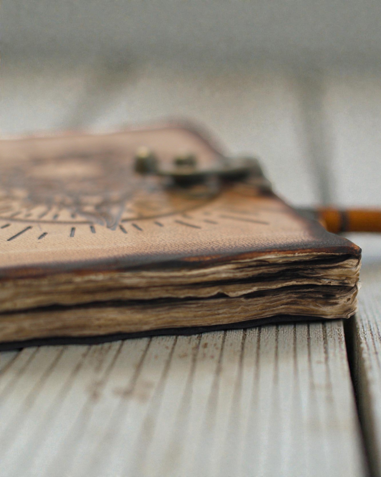 Noctis Sigil – Läderbunden anteckningsbok med pentagram och dödskalle