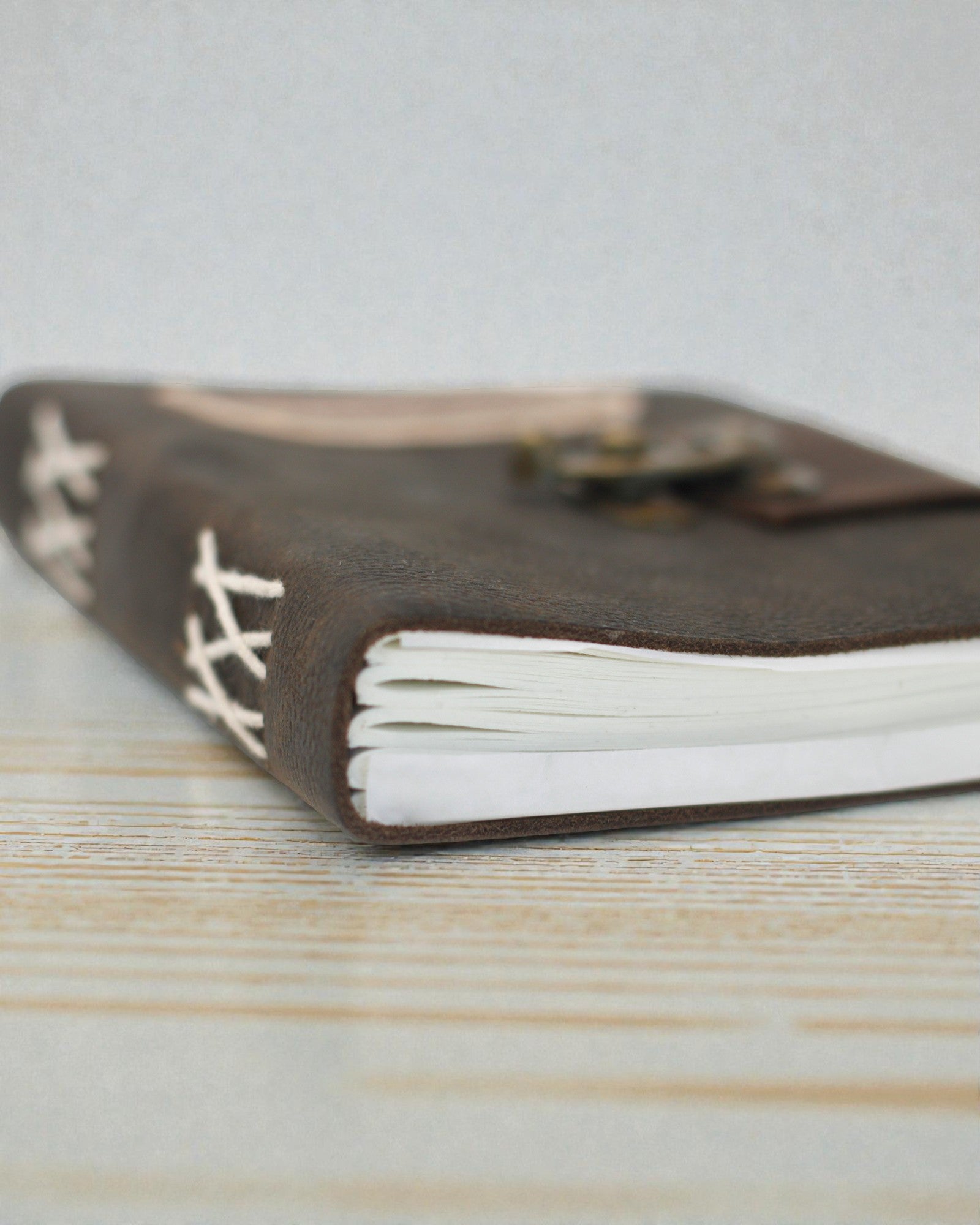 Anteckningsbok i läder ”Svarta bekännelser” med lås (18x13 cm)