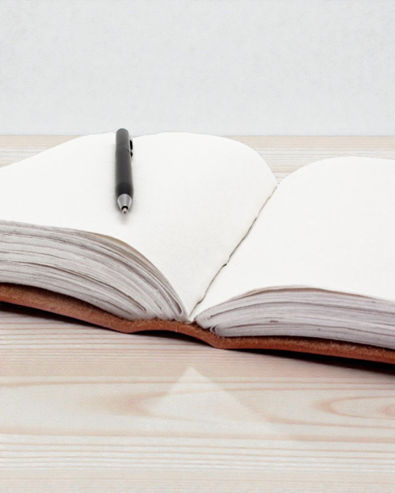 Stor anteckningsbok i läder – 7 chakran – 25,4x33,0 cm (200 sidor)