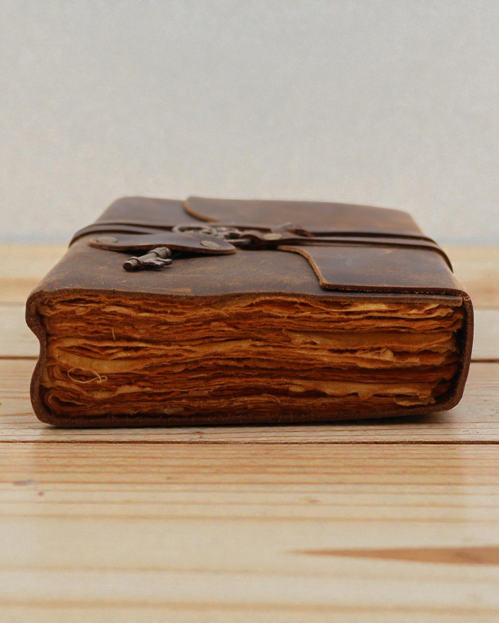 Anteckningsbok i oljat läder med hemlighetsnyckel – Gammaldags dagbok 13 × 18 cm