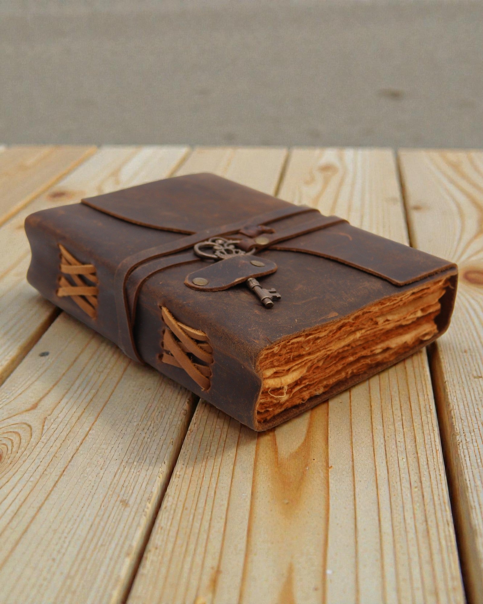 Anteckningsbok i oljat läder med hemlighetsnyckel – Gammaldags dagbok 13 × 18 cm