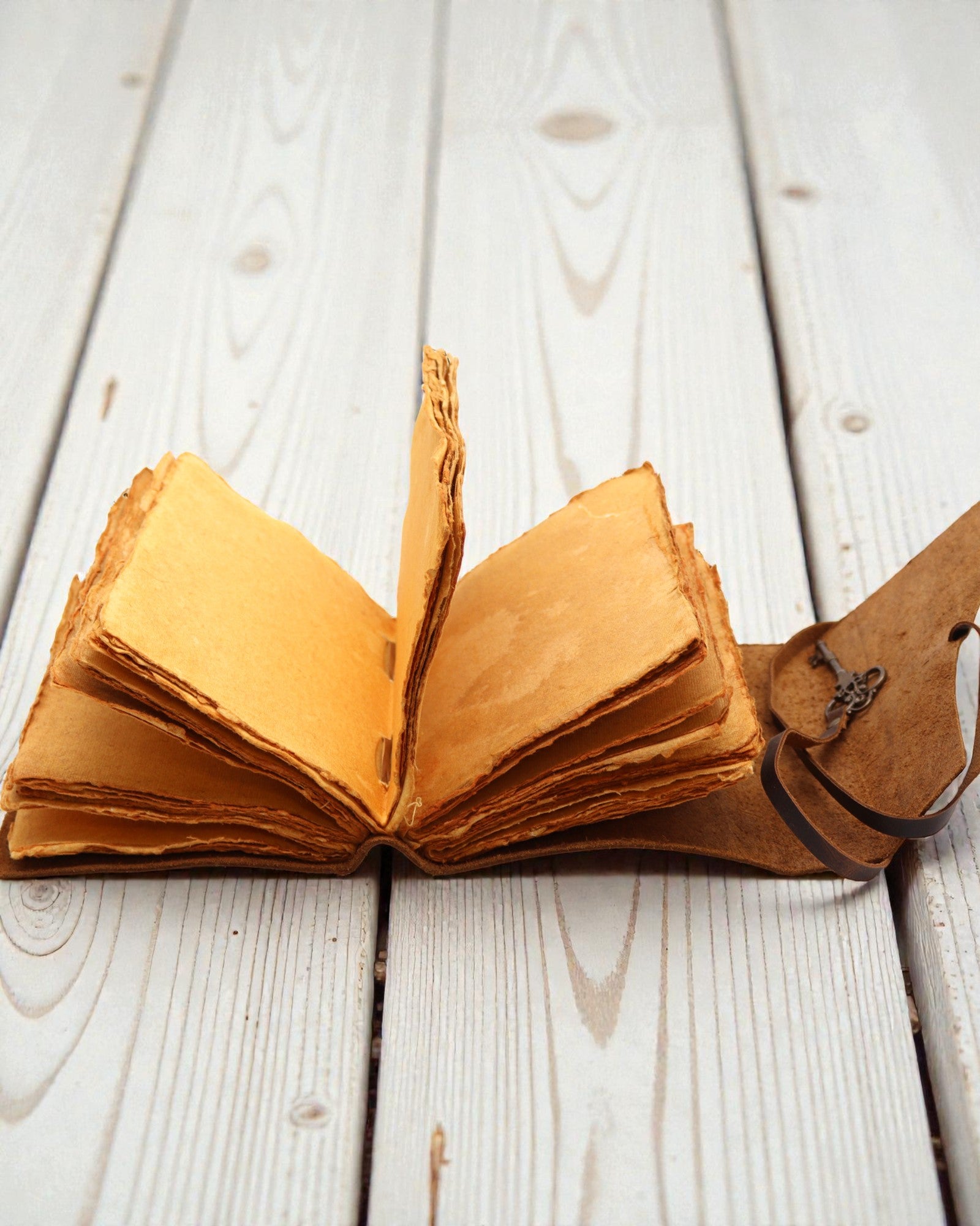 Anteckningsbok i oljat läder med hemlighetsnyckel – Gammaldags dagbok 13 × 18 cm