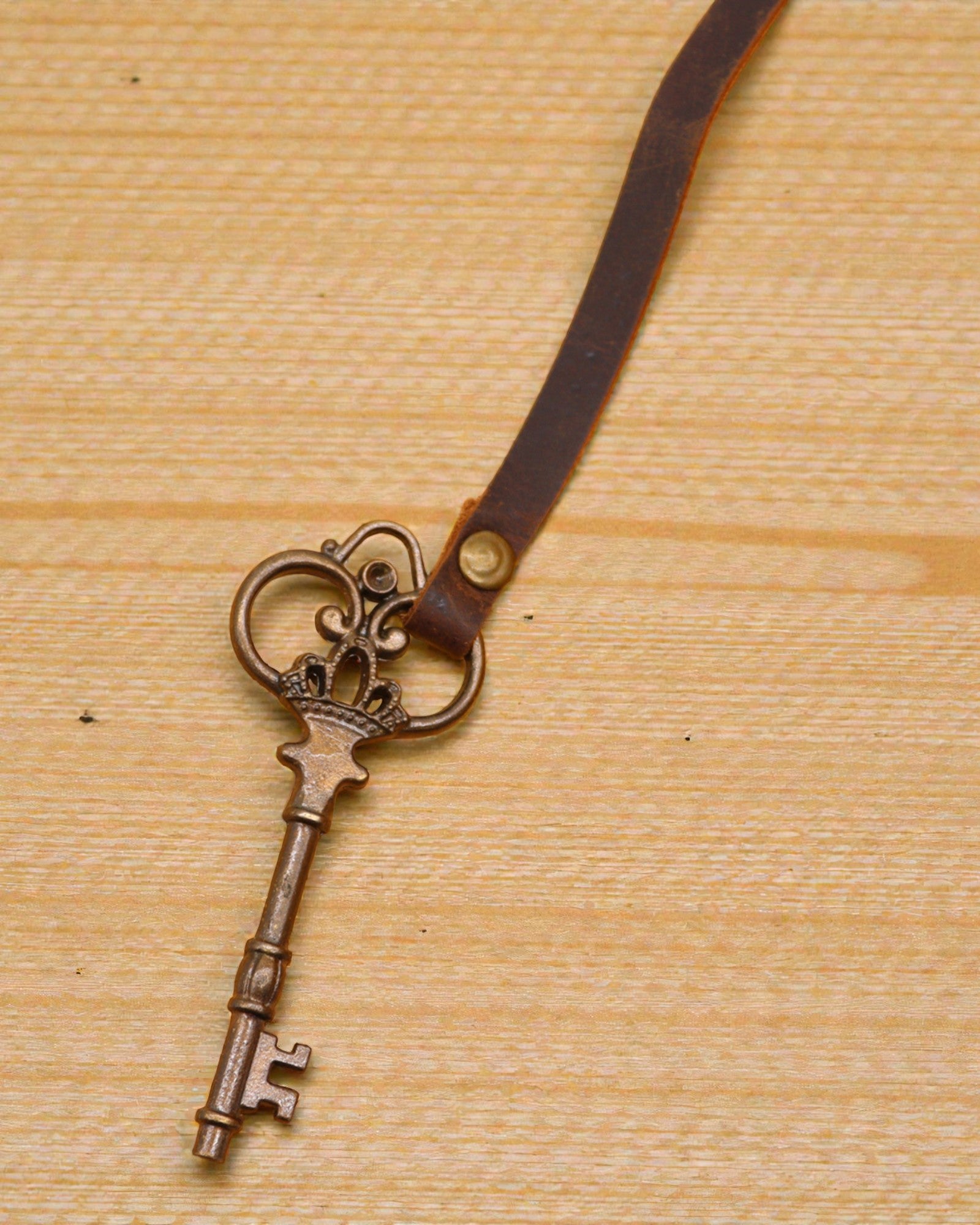 Anteckningsbok i oljat läder med hemlighetsnyckel – Gammaldags dagbok 13 × 18 cm