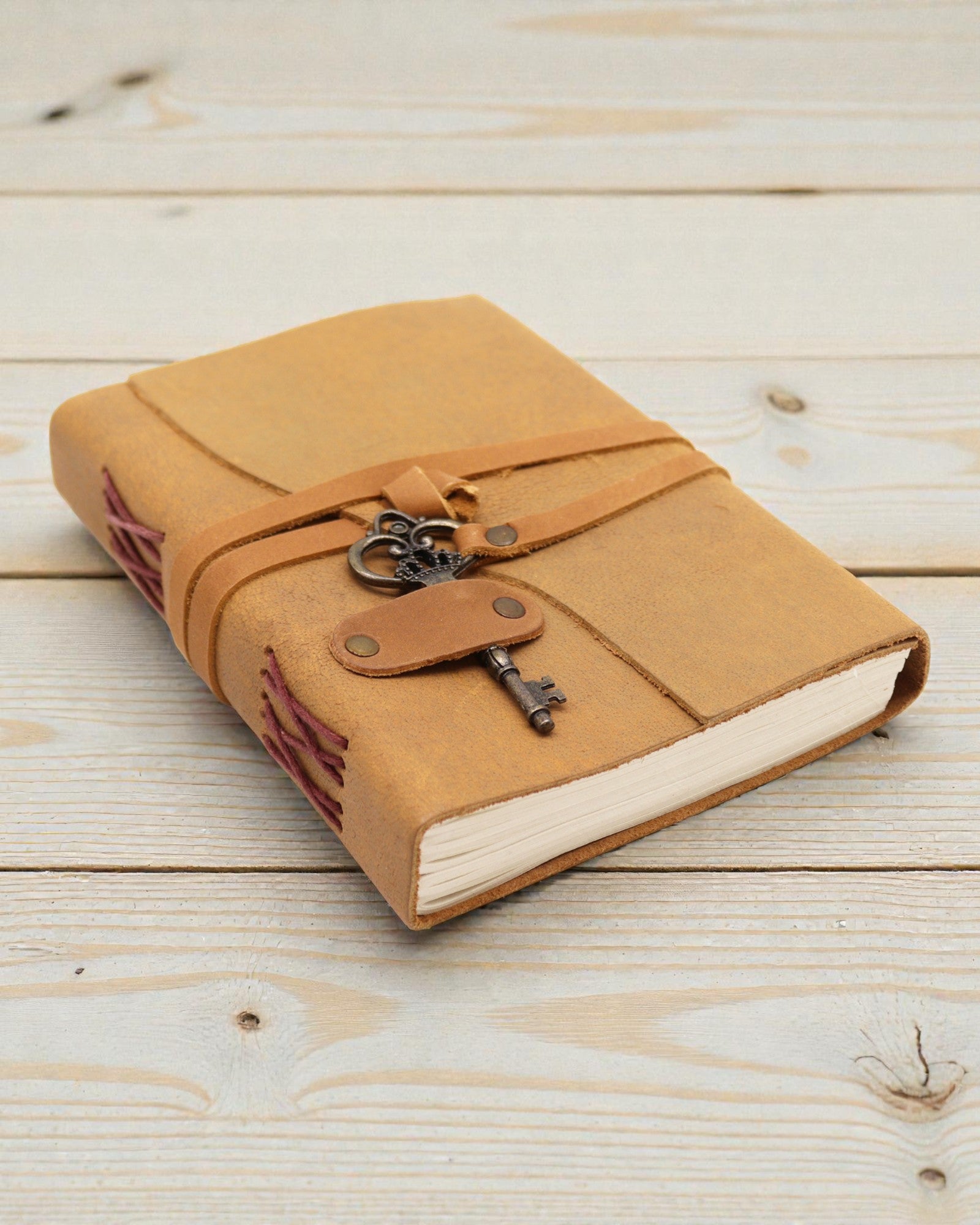 Oljat ljusbrunt läder och nyckel - 200 sidor - 13x18cm