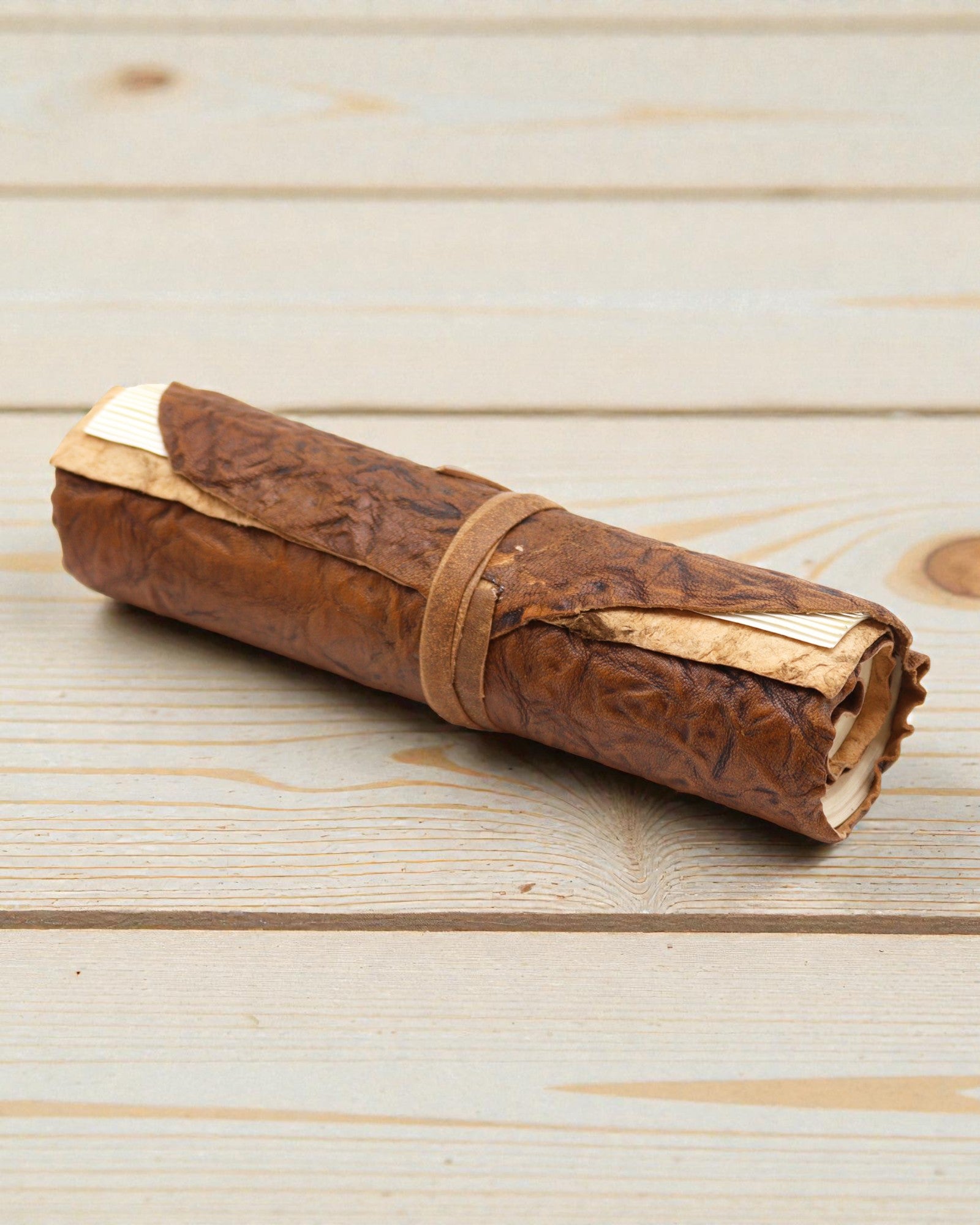 Ihoprullbar reseanteckningsbok i läder – naturfärgad (21 x 15 cm)