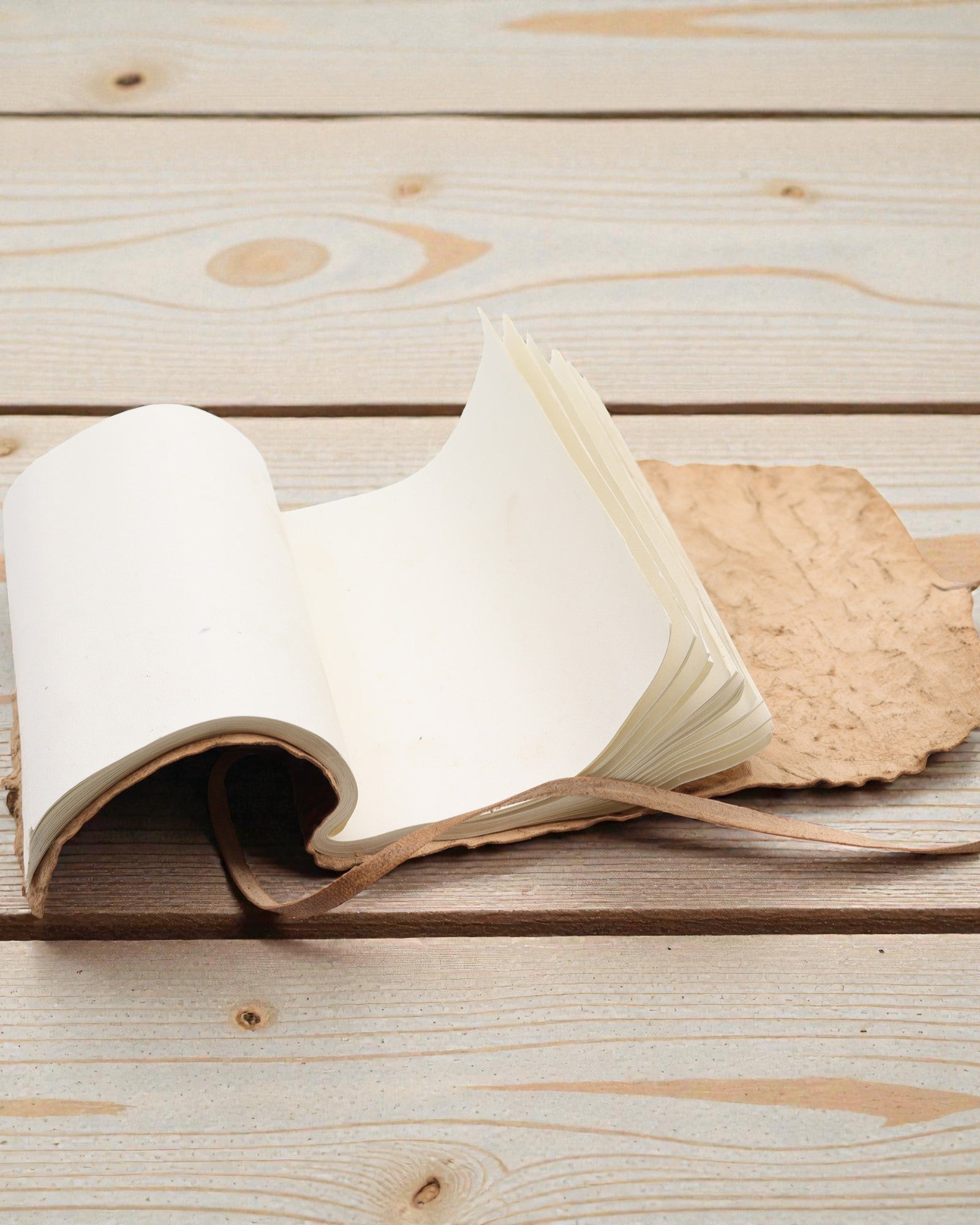 Ihoprullbar reseanteckningsbok i läder – naturfärgad (21 x 15 cm)