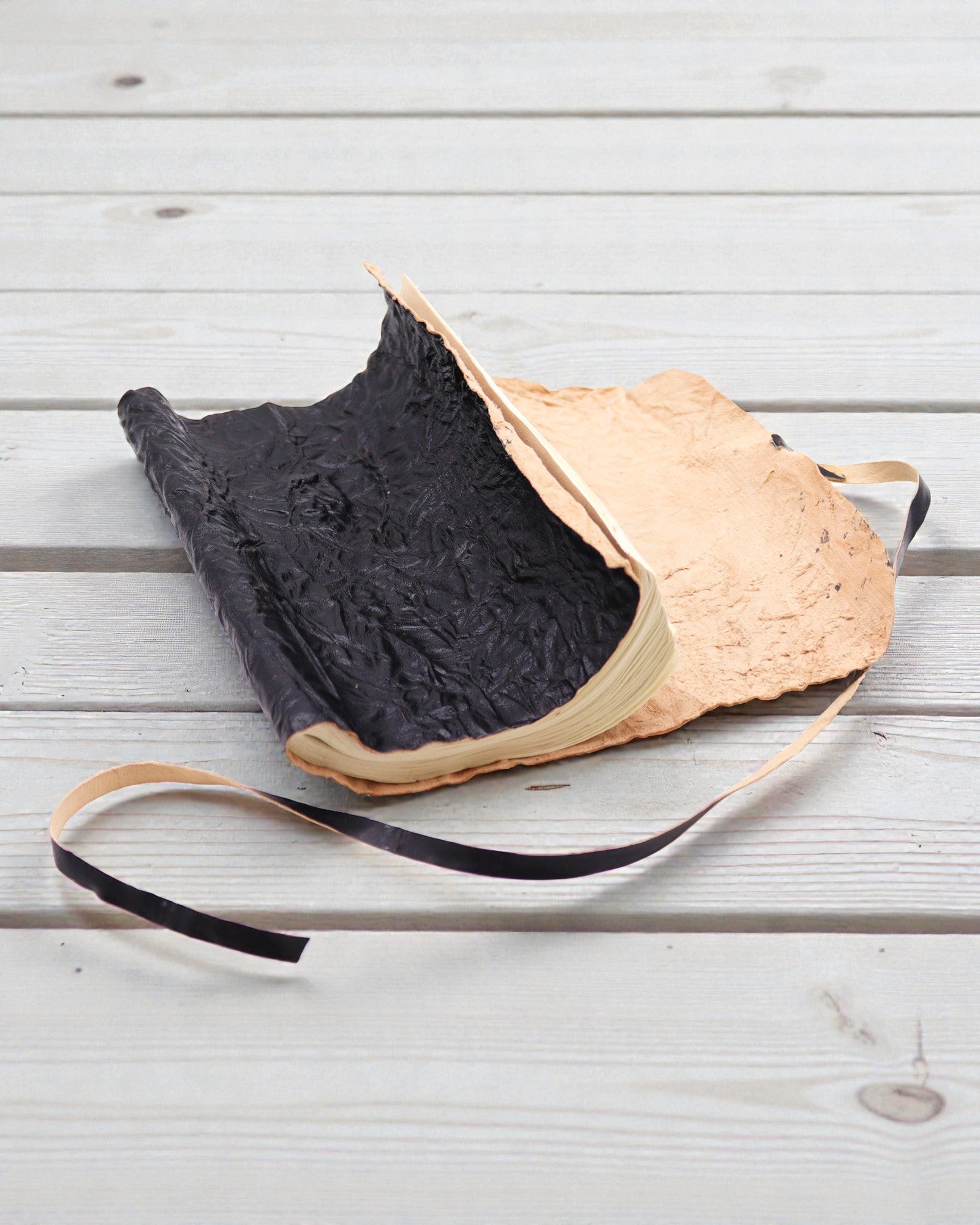 Rullad läderreseanteckningsbok - 96 sidor - Svart 21x15cm