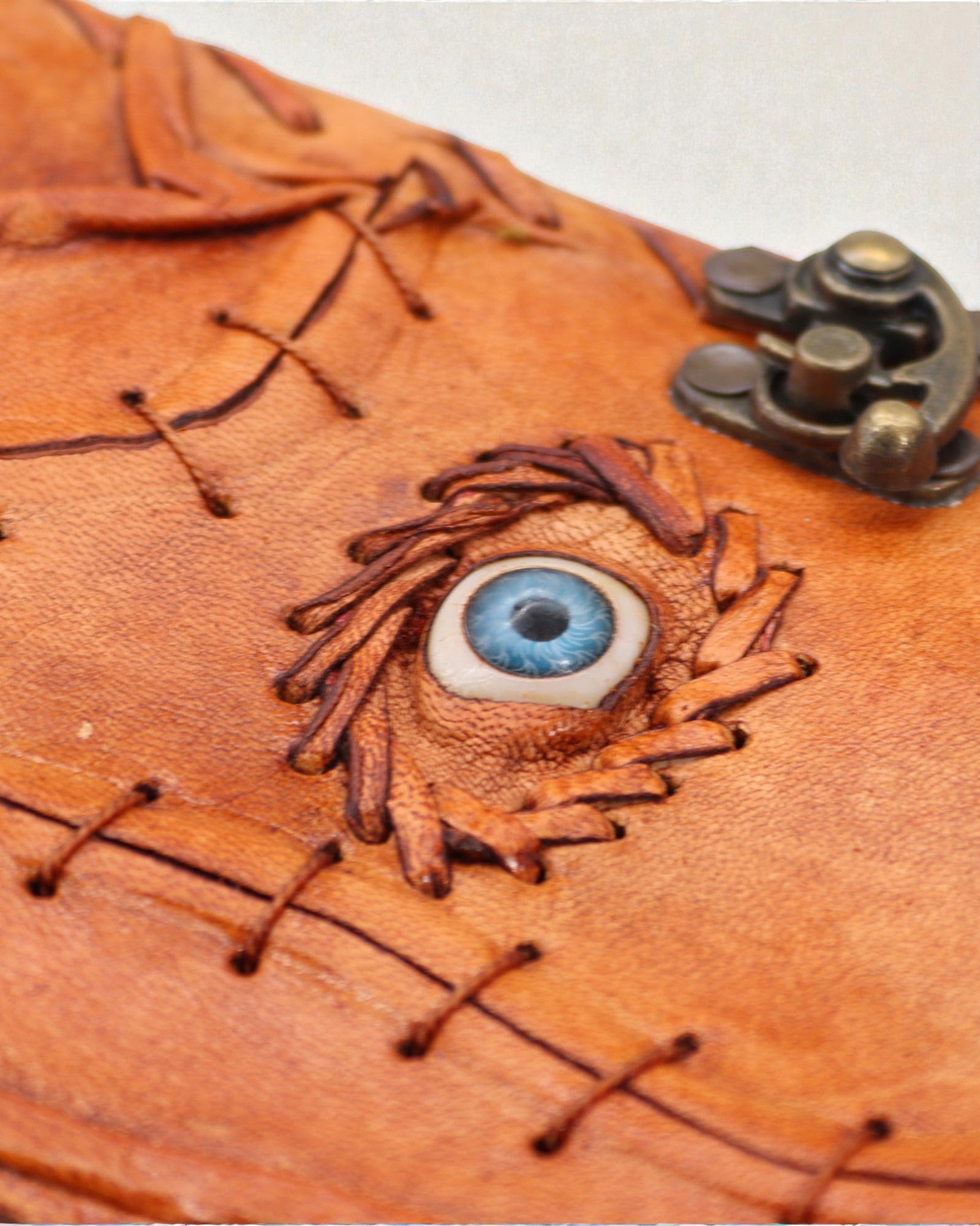 Oculus Noctis – anteckningsbok i läder med det onda ögat och metallspänne