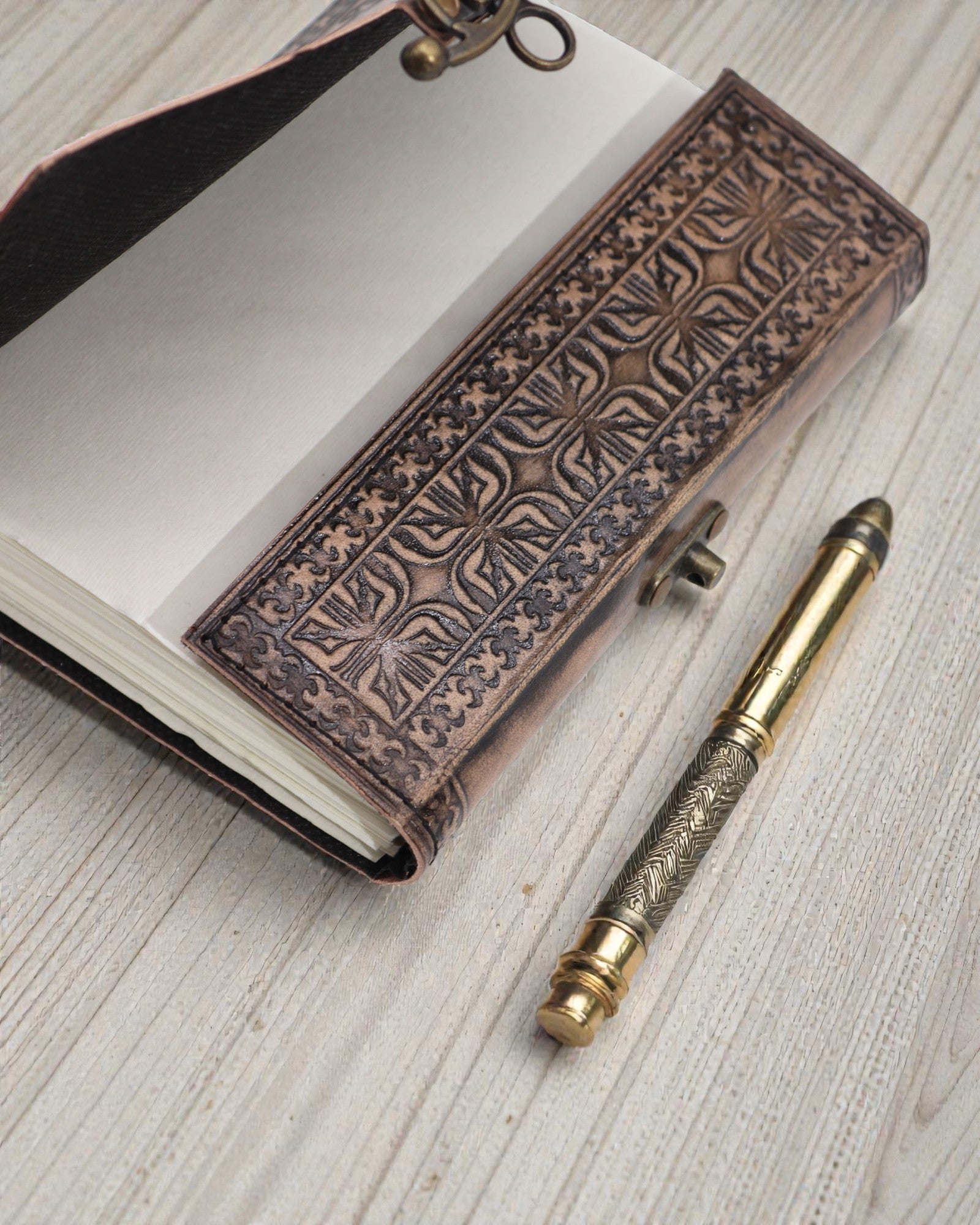 Läderanteckningsbok Lotus Mandala Sinnesro – esoterisk dagbok 17,5 × 12,5 cm