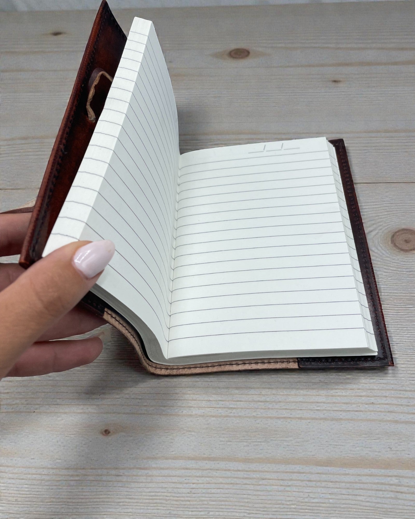 Vita Arboris – Liten anteckningsbok i läder med Livets träd och grön sten