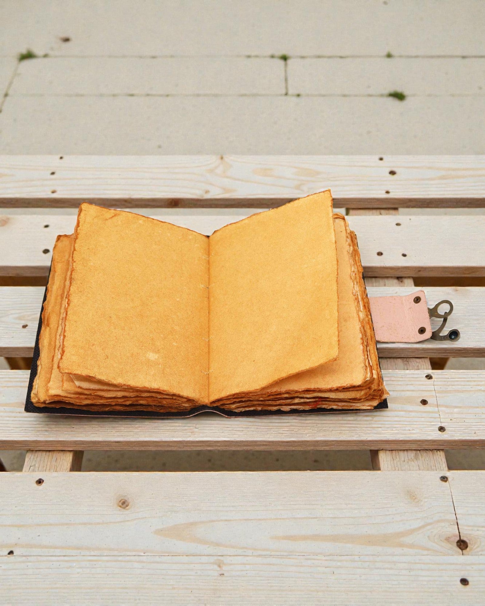 Läderinbunden anteckningsbok med sju chakrans färger, råkantad (17,8x12,7 cm)