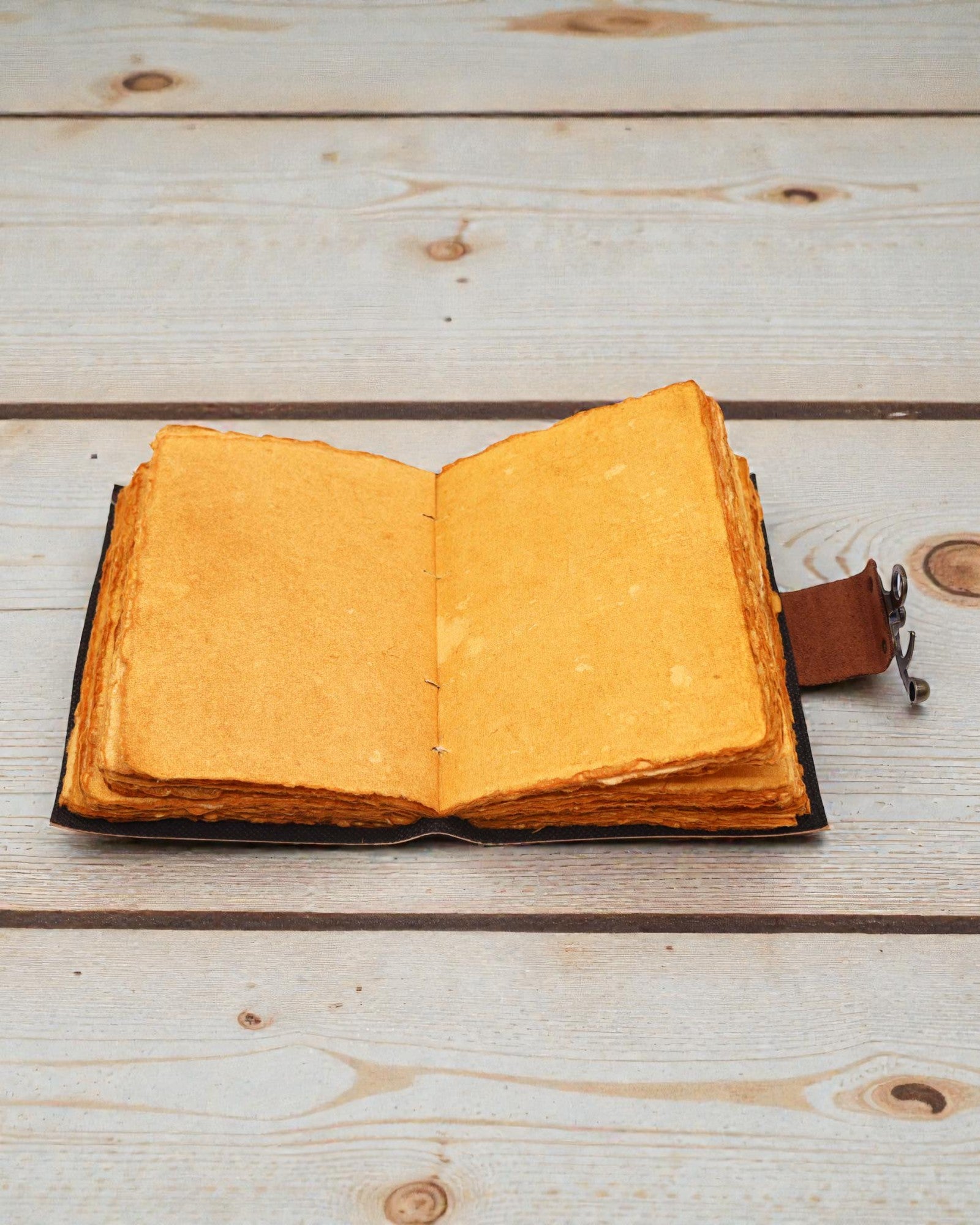 Anteckningsbok i läder med lotusmandala och råskurna kanter (17,8x12,7 cm)