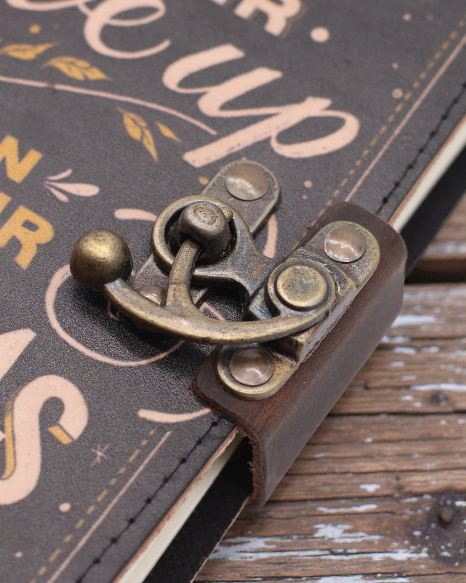 Motiverande läderanteckningsbok Ge aldrig upp dina drömmar – 17,8 × 12,7 cm