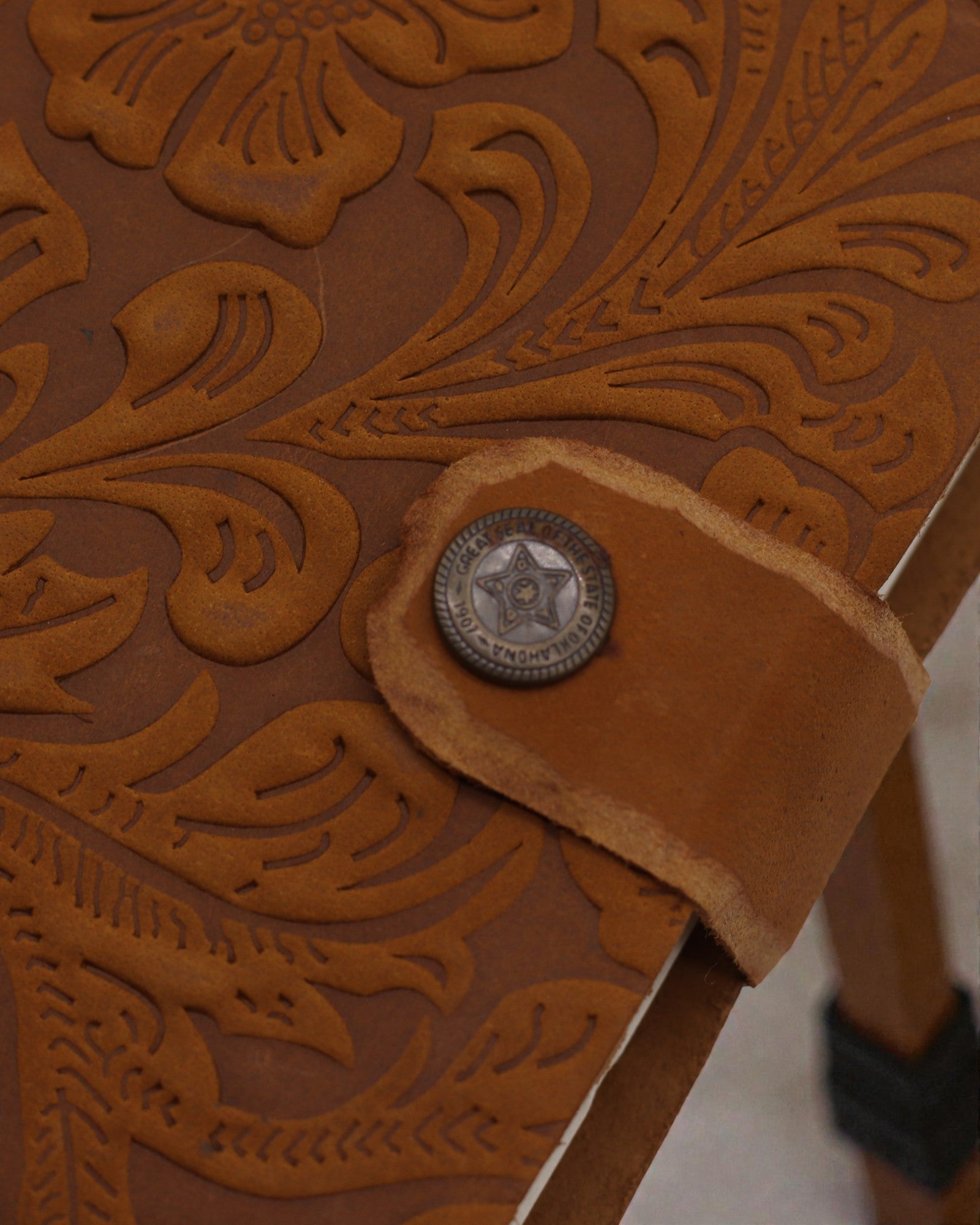 Anteckningsbok i läder med präglade blommor – brun (17,8 x 12,7 cm)