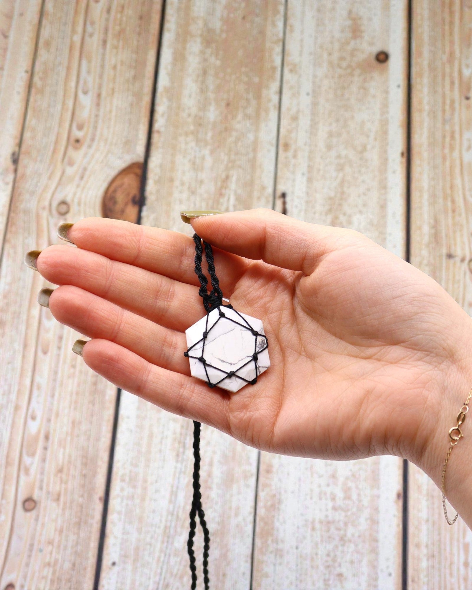 Vit balans – Makraméhalsband med vit howlit