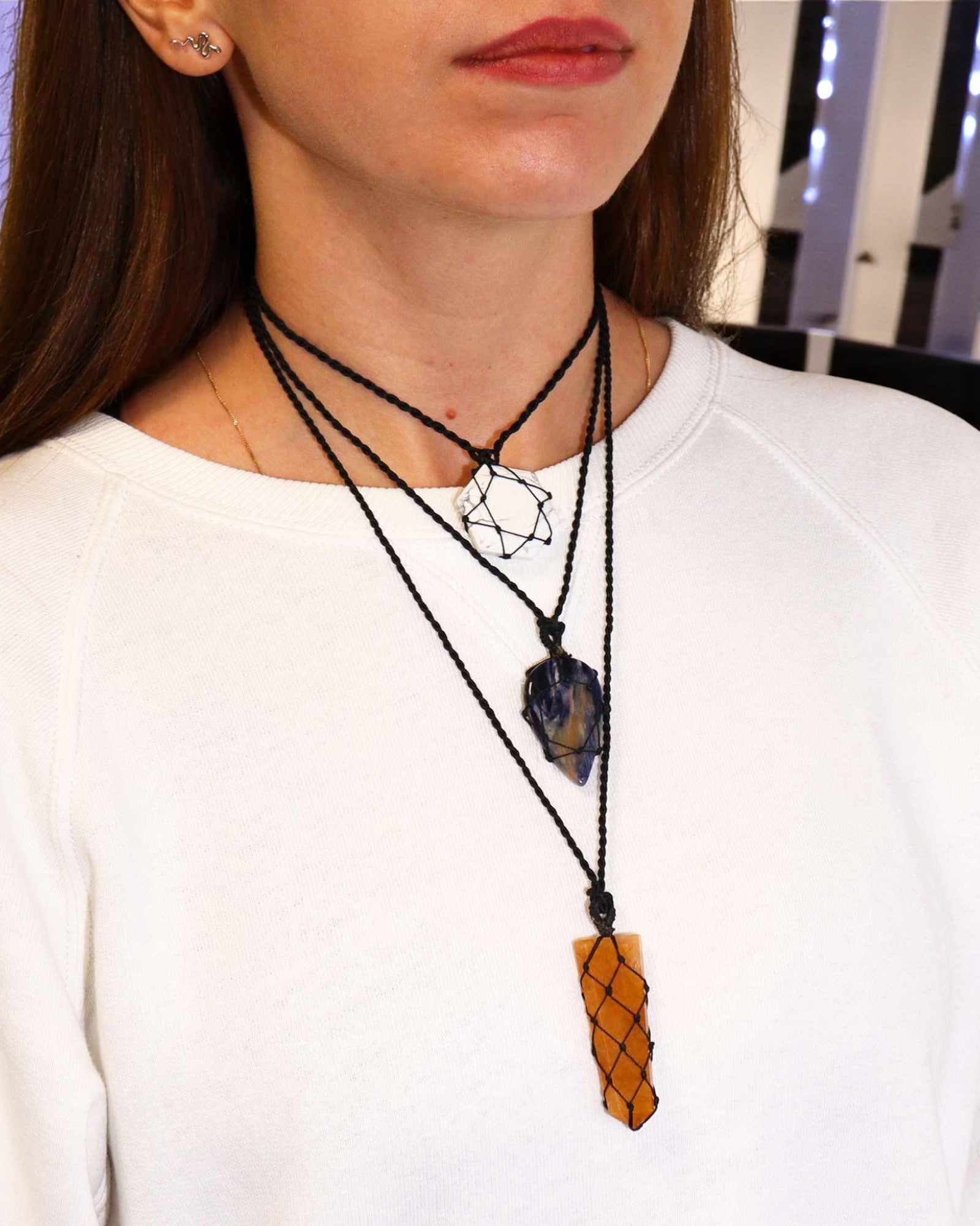 Vit balans – Makraméhalsband med vit howlit