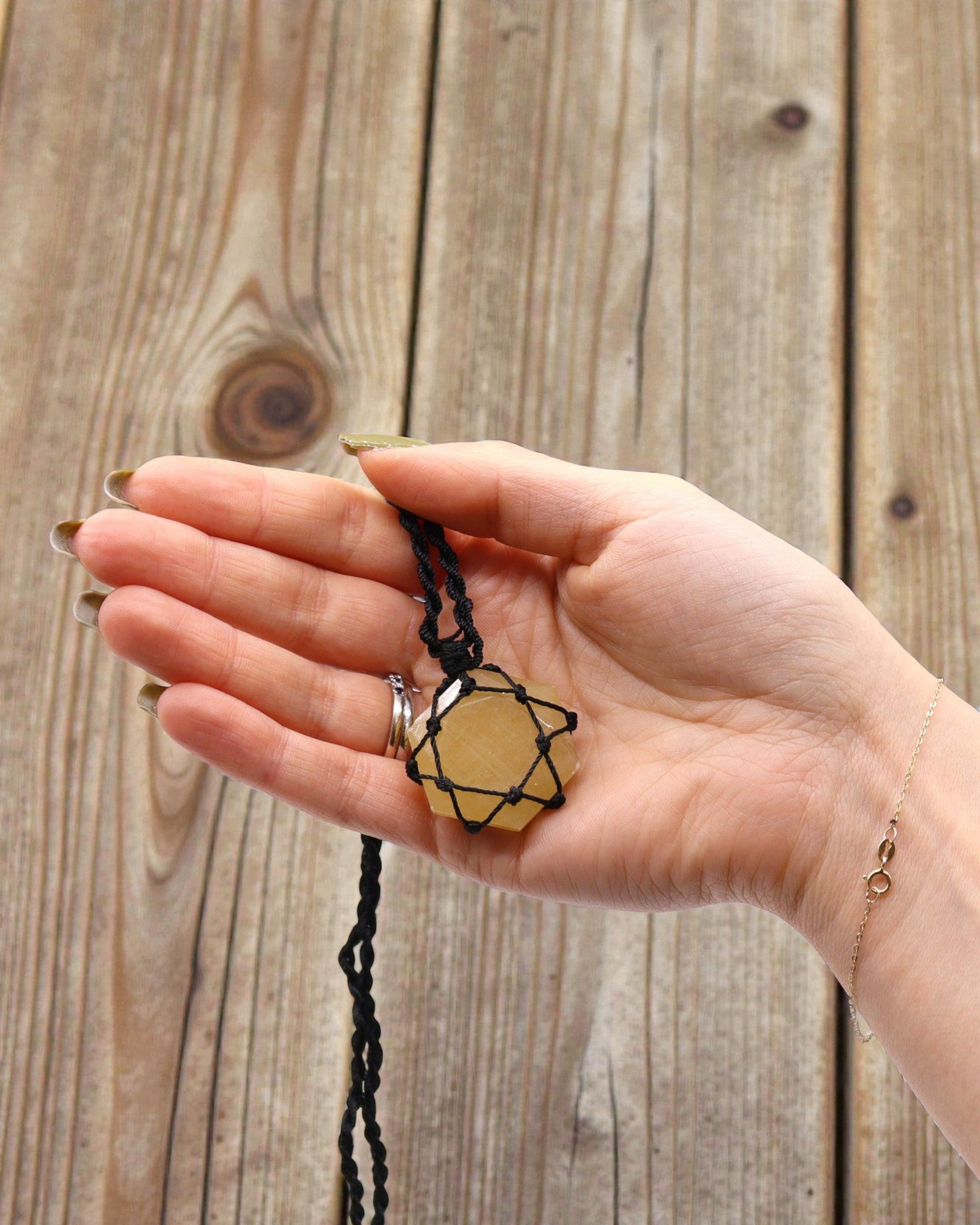 Solens hexagon – Makraméhalsband med gul kvarts