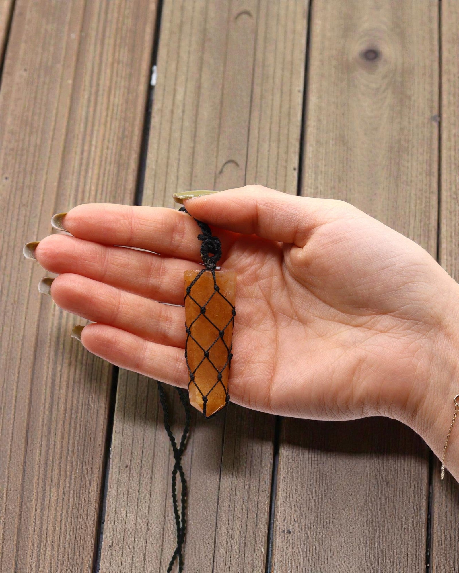 Gyllene impuls – Makraméhalsband med gyllene spetskvarts