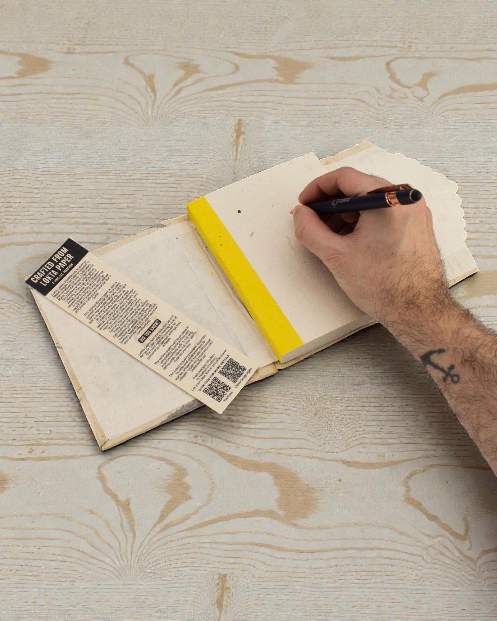 Mellanstor Lokta-anteckningsbok Bugenvilla (15 x 12 cm) – 45 blad