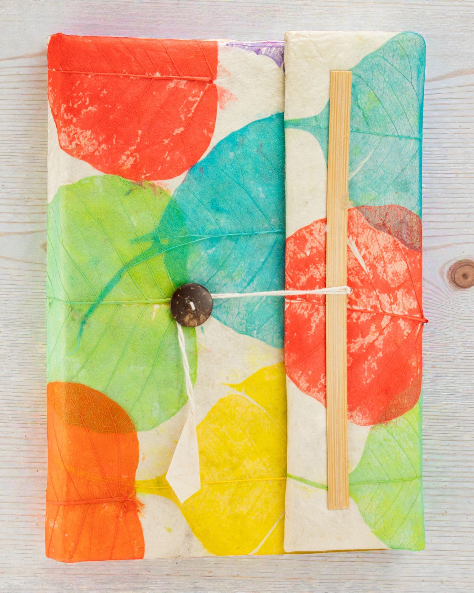 Stor Lokta-anteckningsbok Färgglada löv – Naturfärger (45 blad, 21 x 15 cm)