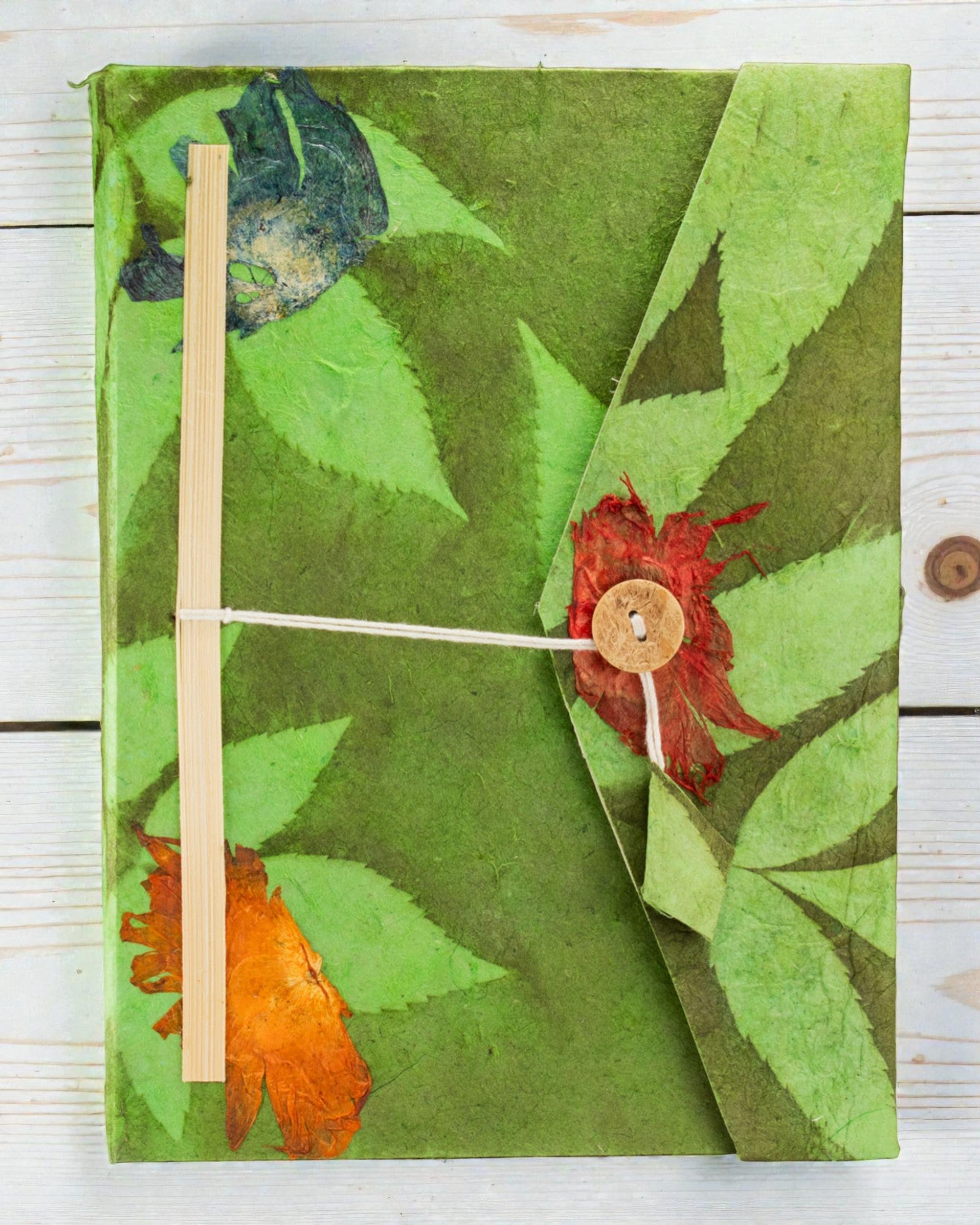 Stor anteckningsbok av Lokta, djärva blommor – skogsgrön (45 blad, 21 x 15 cm)