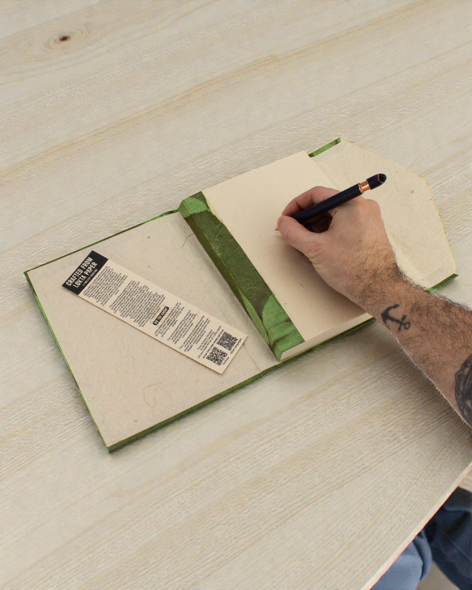 Stor anteckningsbok av Lokta, djärva blommor – skogsgrön (45 blad, 21 x 15 cm)