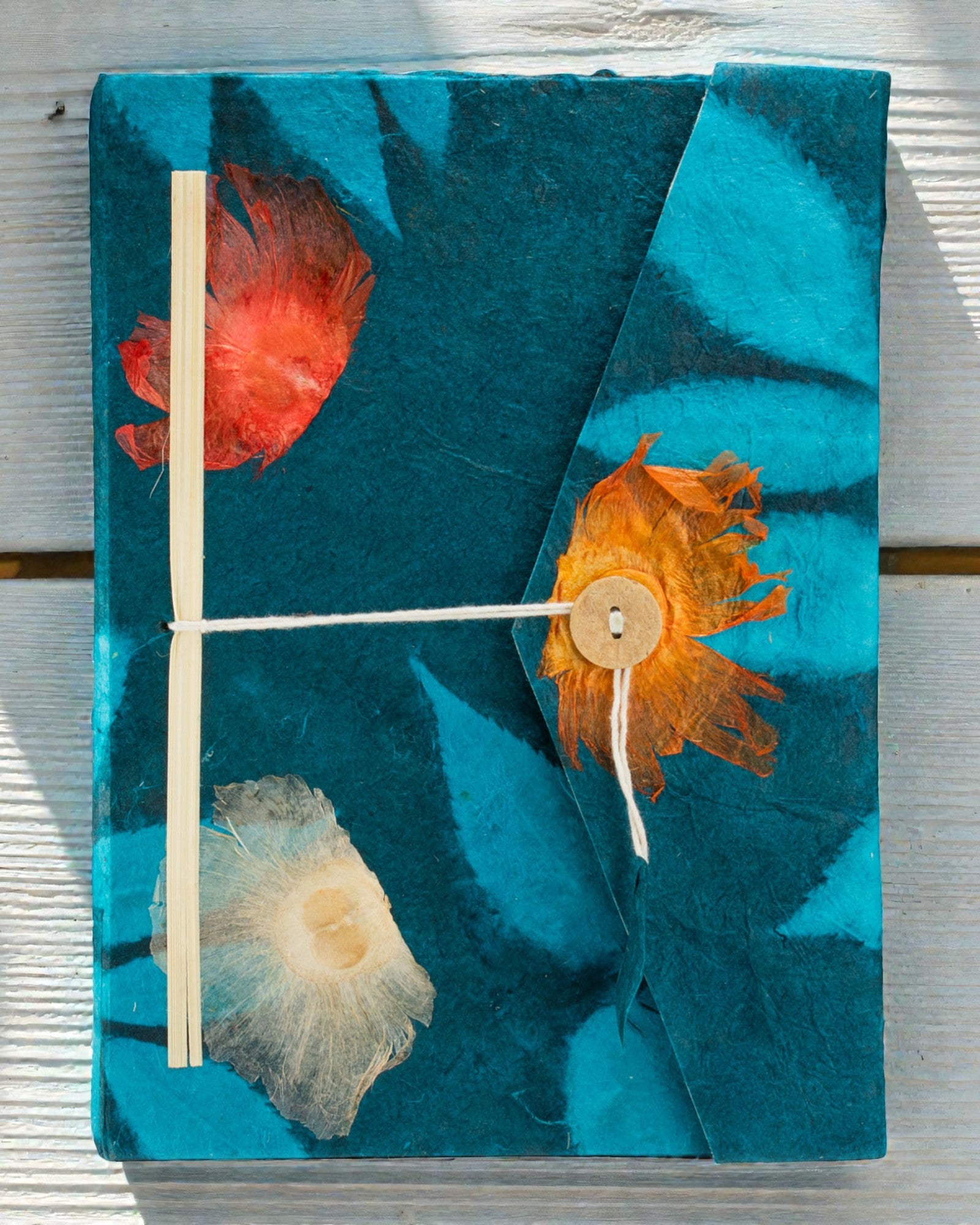 Stor Lokta-anteckningsbok Djärva blommor – Marinblå (45 blad, 21 x 15 cm)