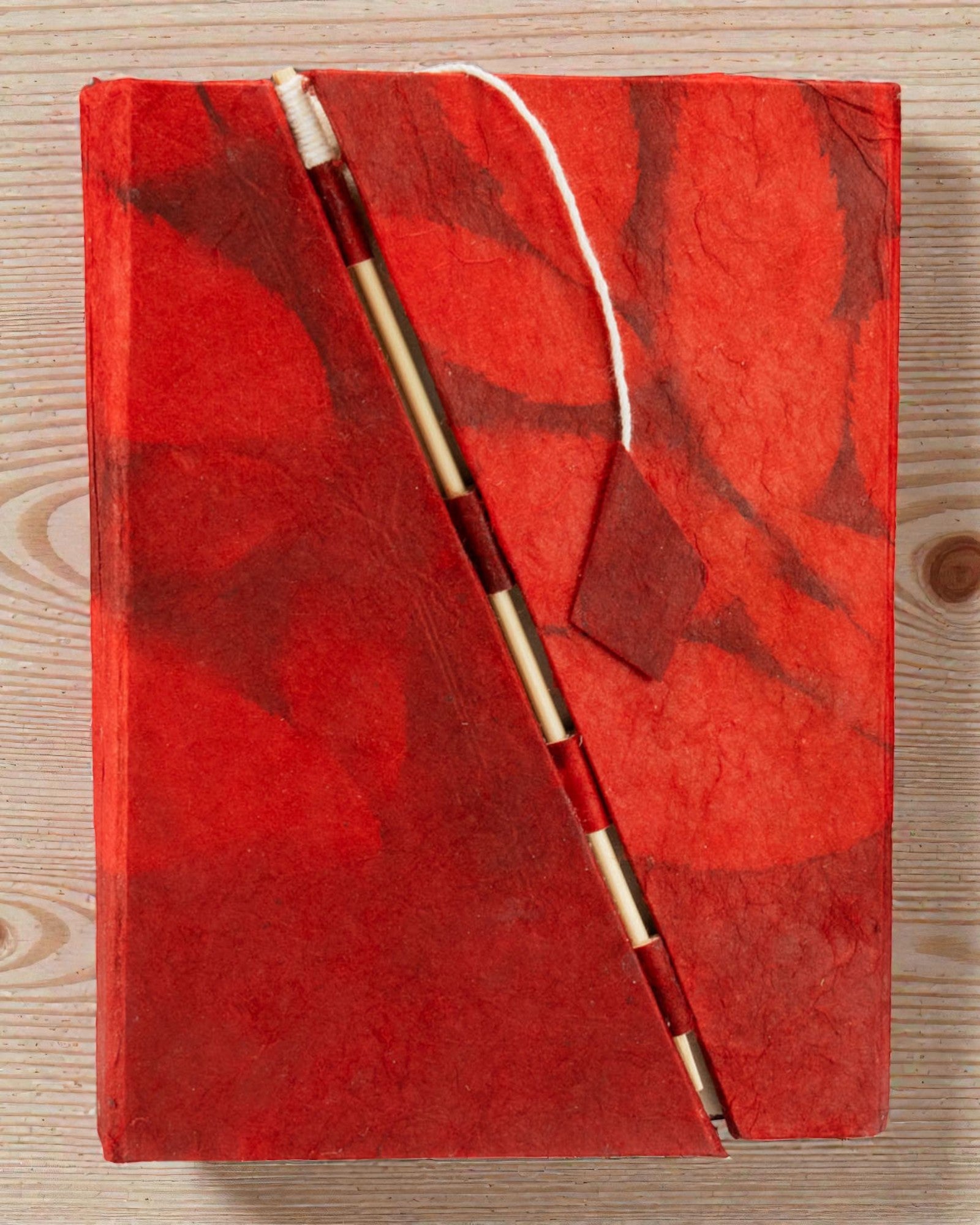 Mellanstor Lokta-anteckningsbok med djärva blommor – rubinröd (45 blad, 15 x 12 cm)