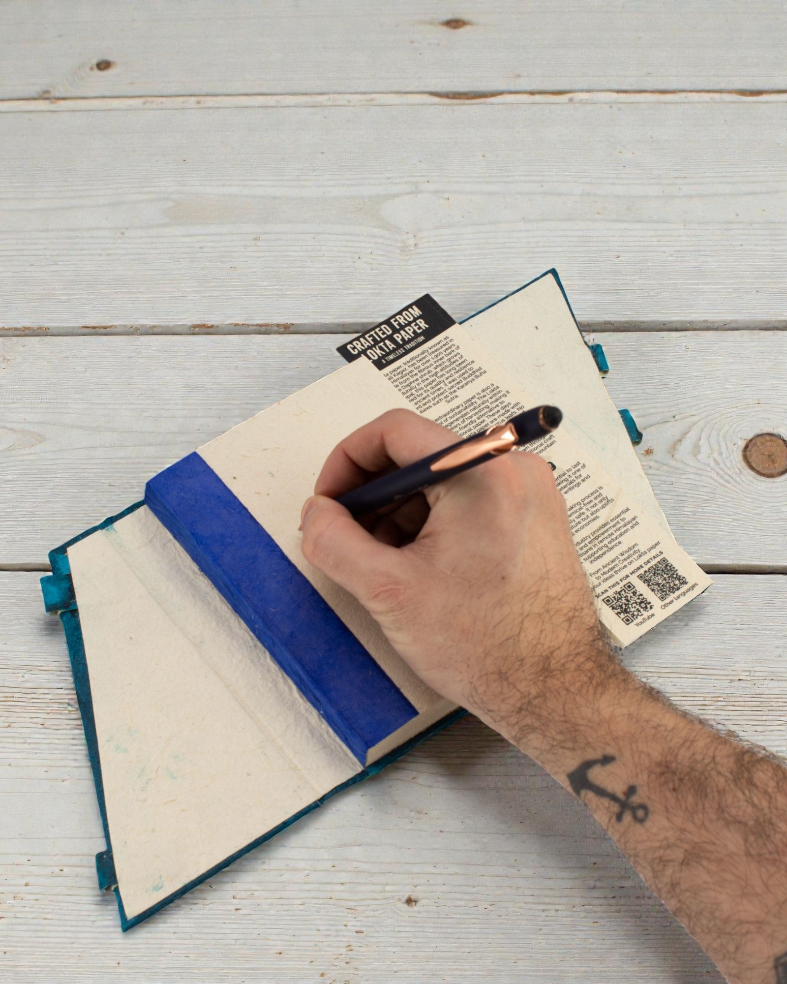 Medelstor anteckningsbok i Lokta, djärva blommor – marinblå (45 blad, 15 x 12 cm)